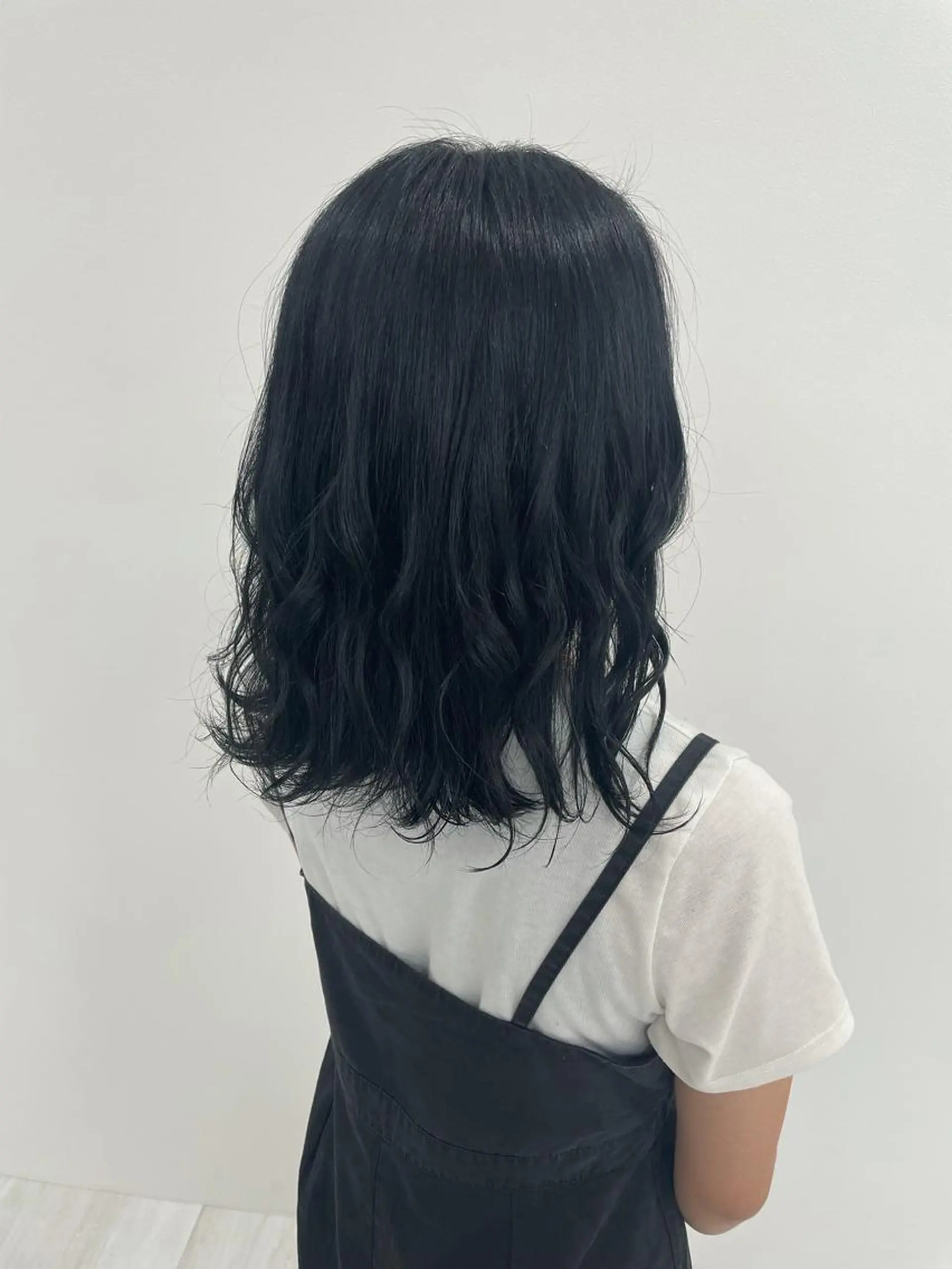 セミロング カラー ヘアアレンジ 学生 ブリーチ・縮毛矯正 ハイトーン・三島佳音のヘアスタイル