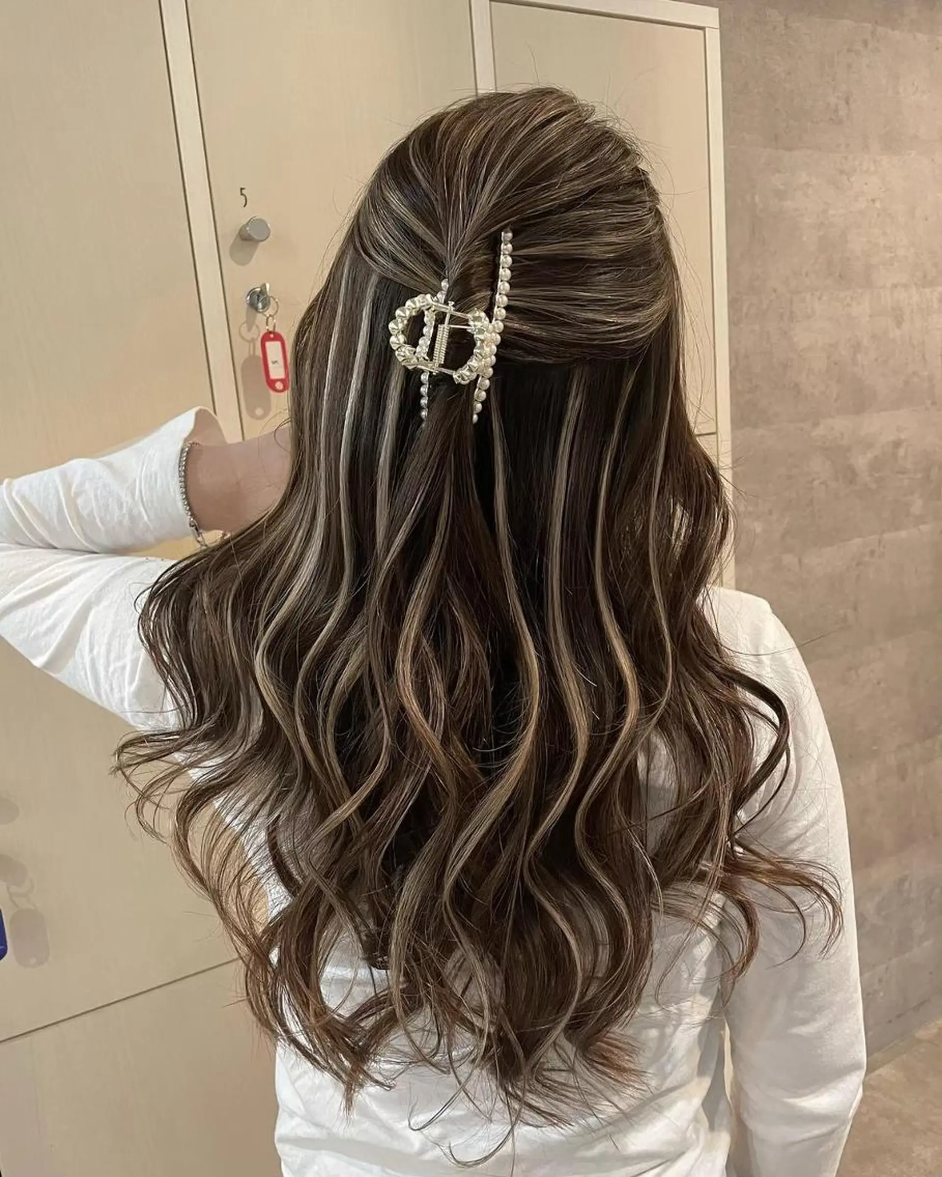 カラー アディクシーカラー バレイヤージュ 黒髪 ブリーチ ダブルカラー カット ヘアカラー ＿WHITE鳳店 アンダーバーホワイトのヘアスタイル