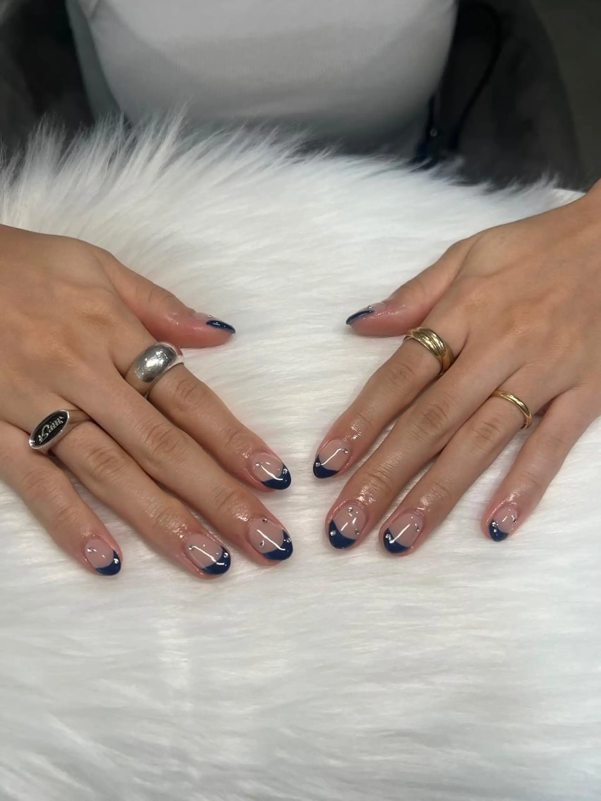 ネイル フレンチネイル ネイビー ストーンネイル Salon chou chou所属・chouchou renaのネイルデザイン
