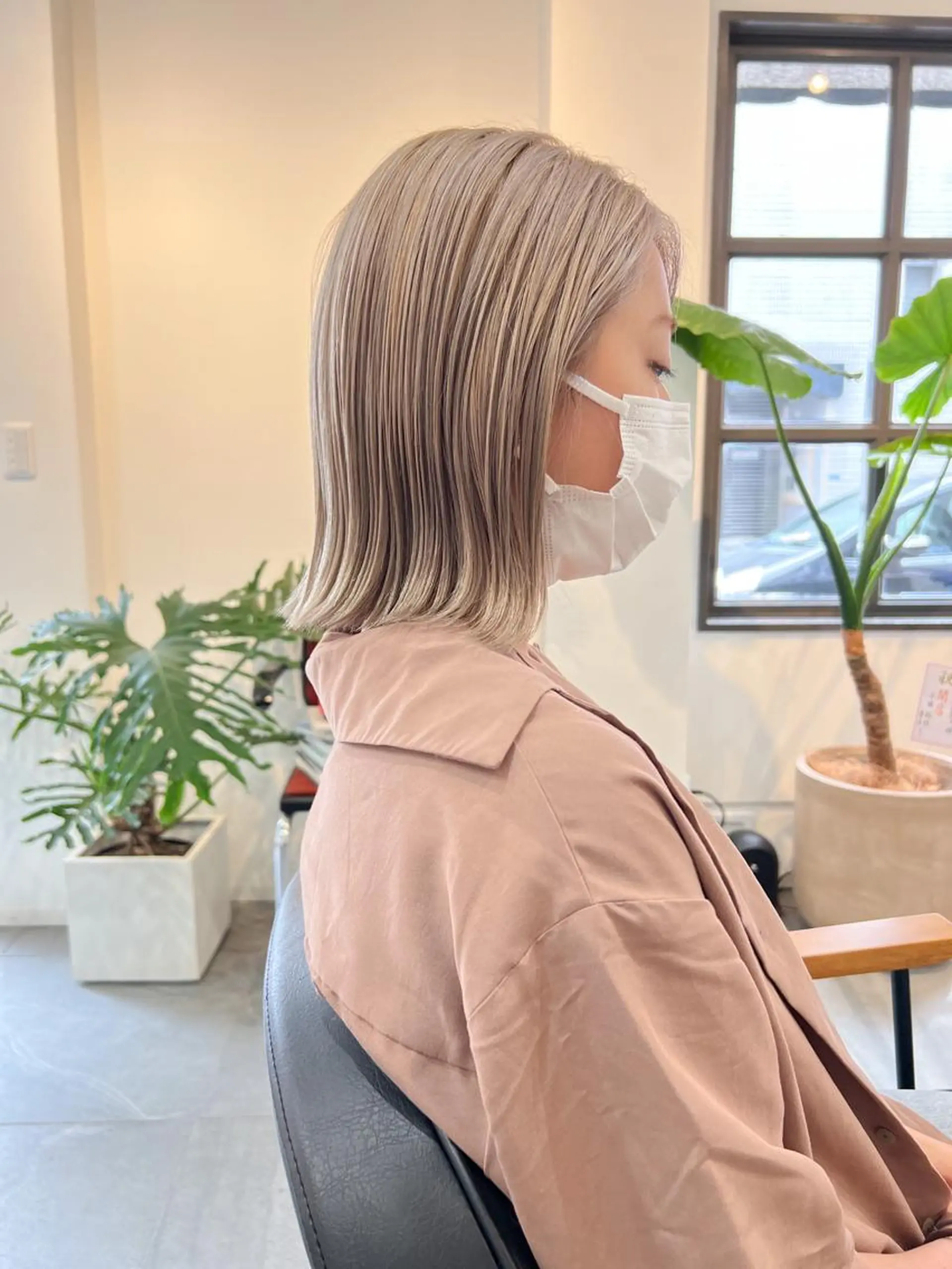 ミディアム カラー 切りっぱなしボブ ショートボブ ベージュカラー ブリーチ ケアブリーチ ヘアカラー トリートメント a moment(モーメント)所属・蔵前 デザインカット KOBAYASHIのヘアスタイル