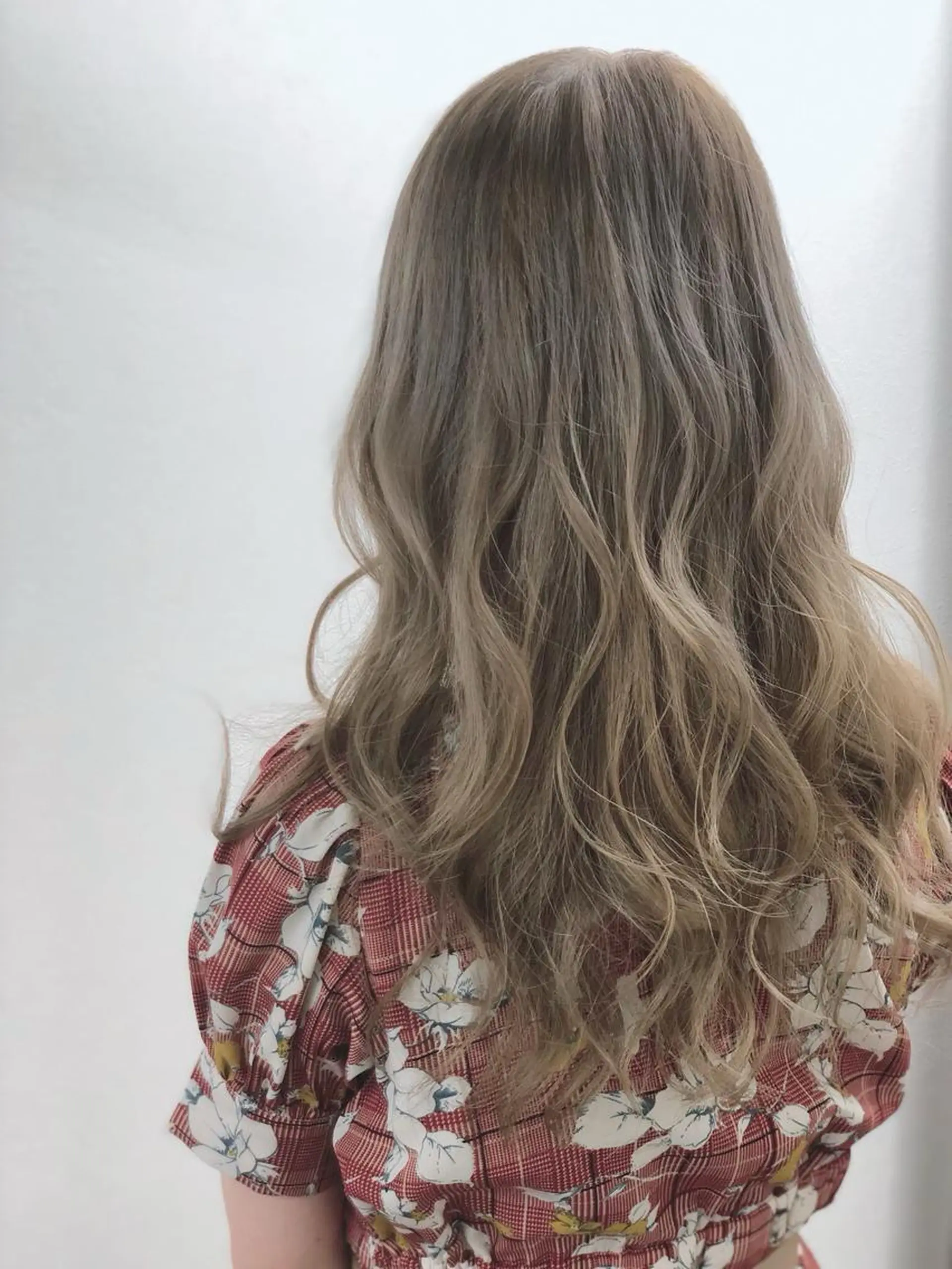 ロング カラー グレージュ ミルクティーグレージュ ヤナ マネージャーのヘアスタイル