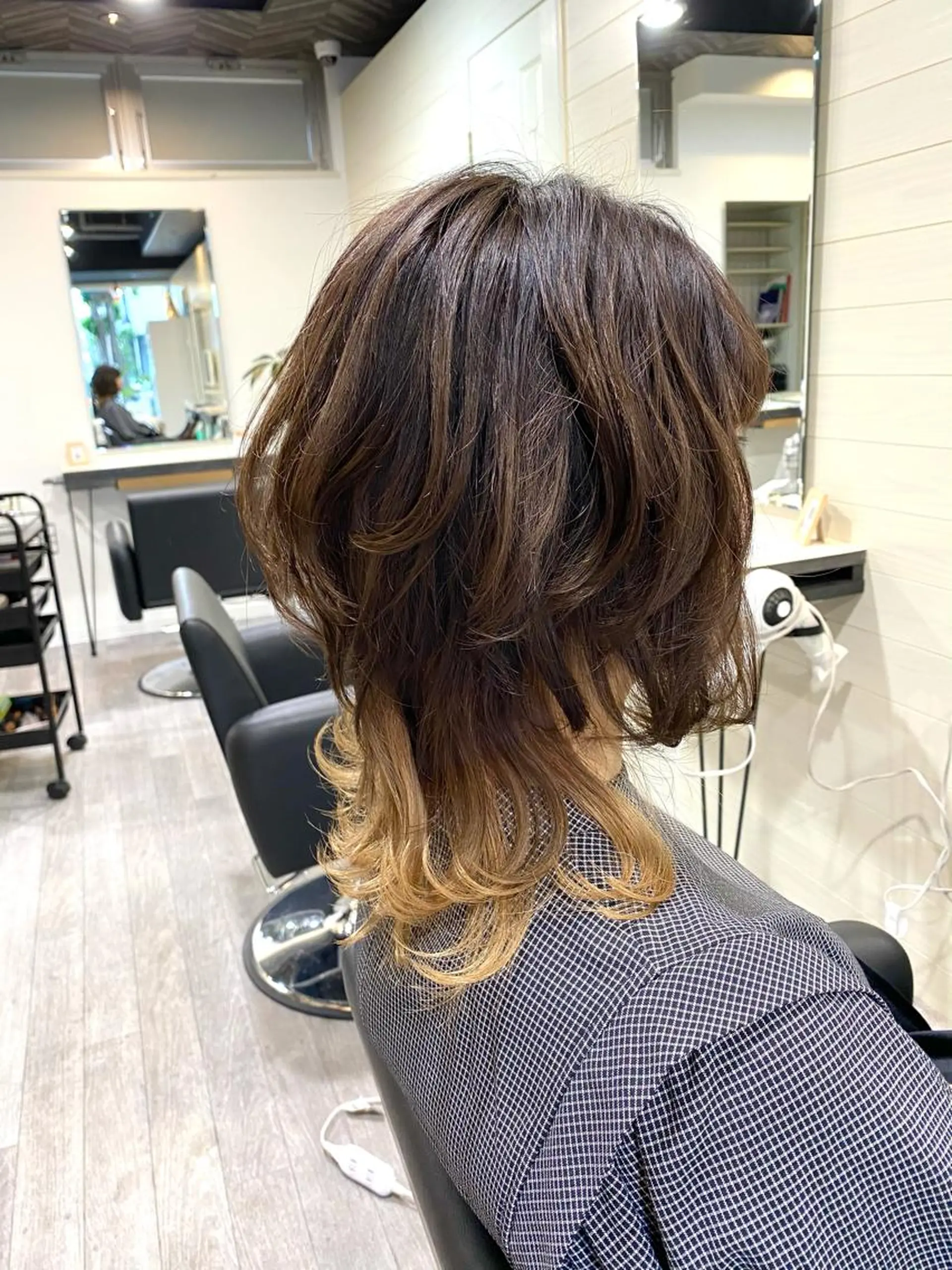 ミディアム カラー アディクシーカラー バレイヤージュ ブリーチ ケアブリーチ デザインカラー カット トリートメント unpeu hair  二条所属・先着1名様限定 カット無料のヘアスタイル