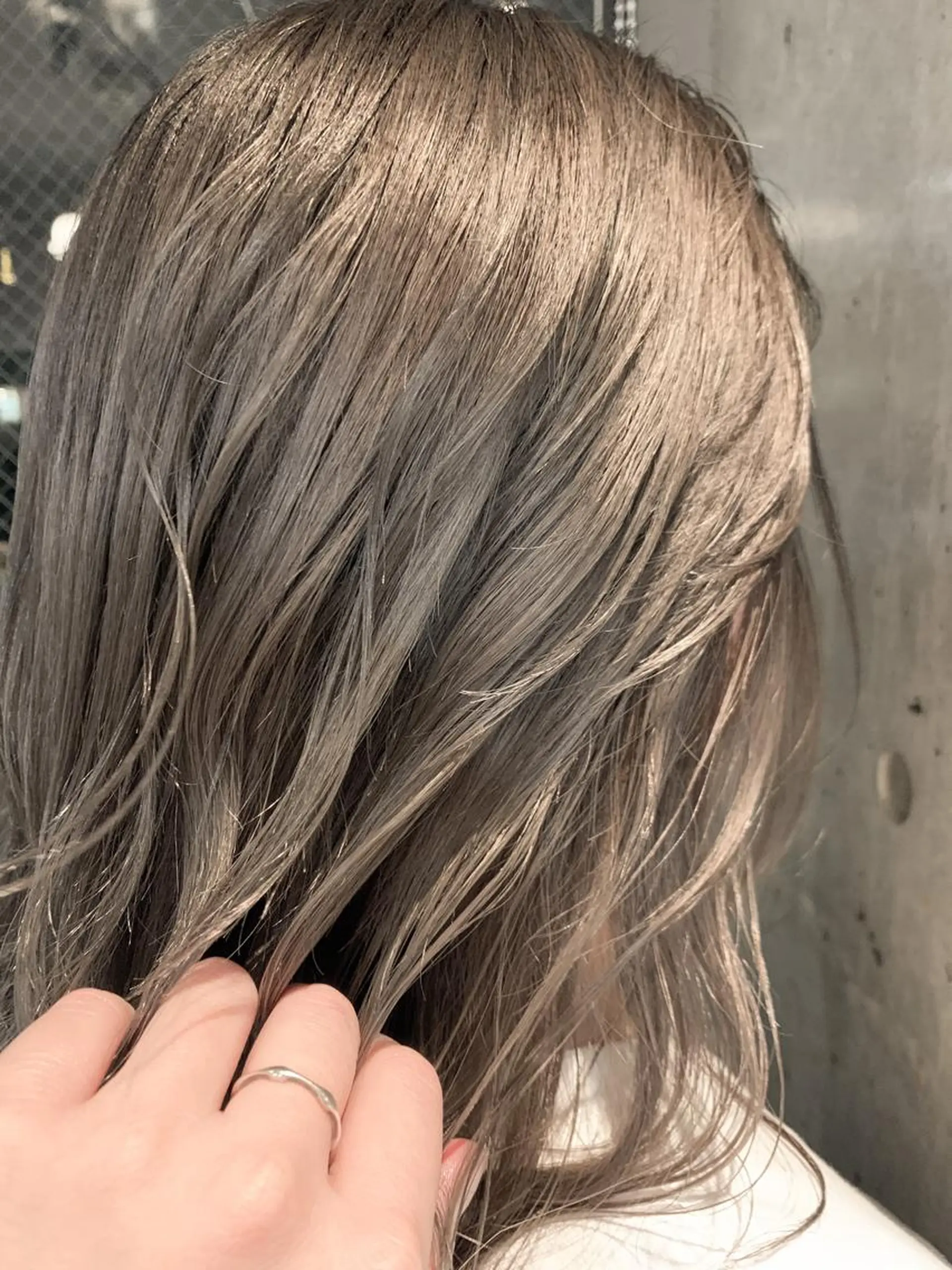 ミディアム カラー アッシュ ベージュカラー ブリーチ ミルクティーアッシュ カット ヘアカラー トリートメント conne&riri所属・MA YUのヘアスタイル