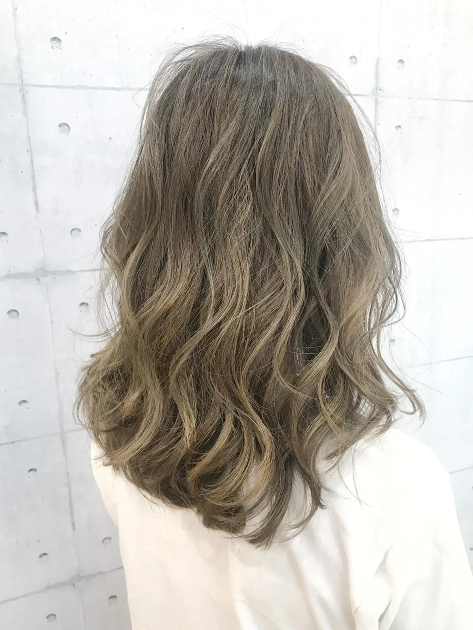 ミディアム カラー アッシュ ベージュカラー ブリーチ ハイライトカラー 外国人風カラー 高木 麻知子のヘアスタイル