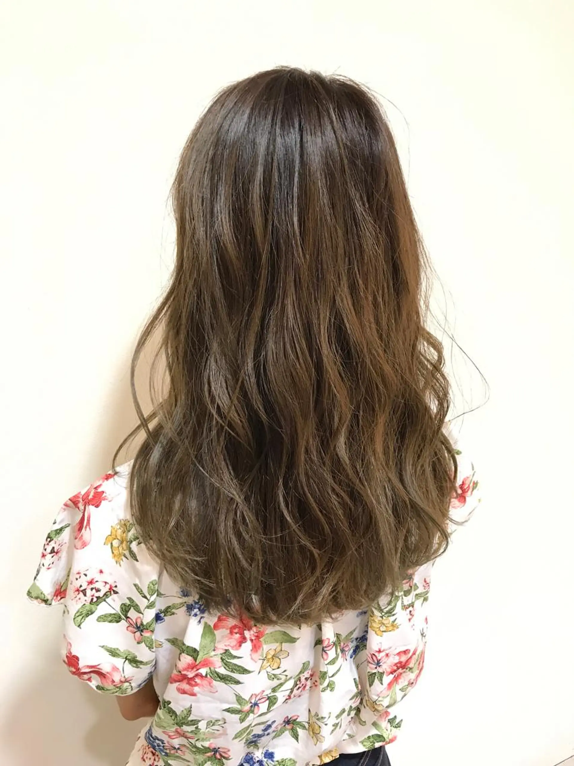 ロング カラー ベージュカラー イルミナカラー ヘアカラー トリートメント chiyo yasuのヘアスタイル