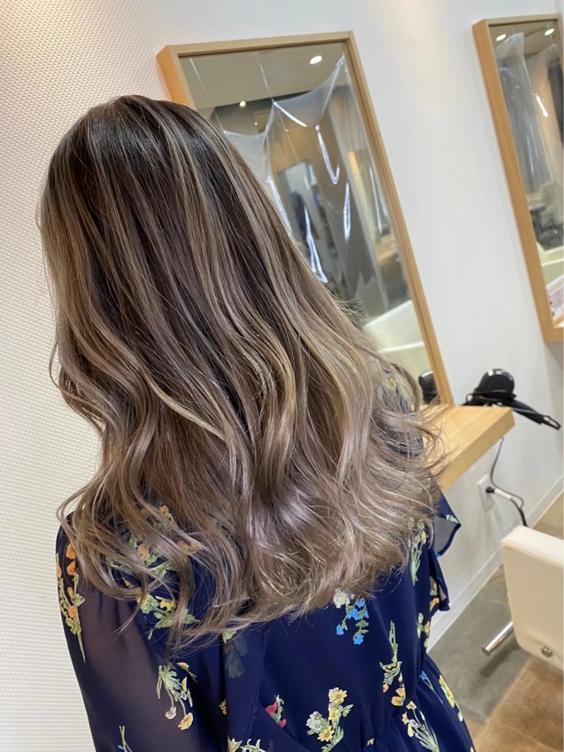 ロング カラー ヘアアレンジ アディクシーカラー バレイヤージュ ハイライトカラー ハイトーンカラー メッシュ N° uairo 川崎西口店のヘアスタイル