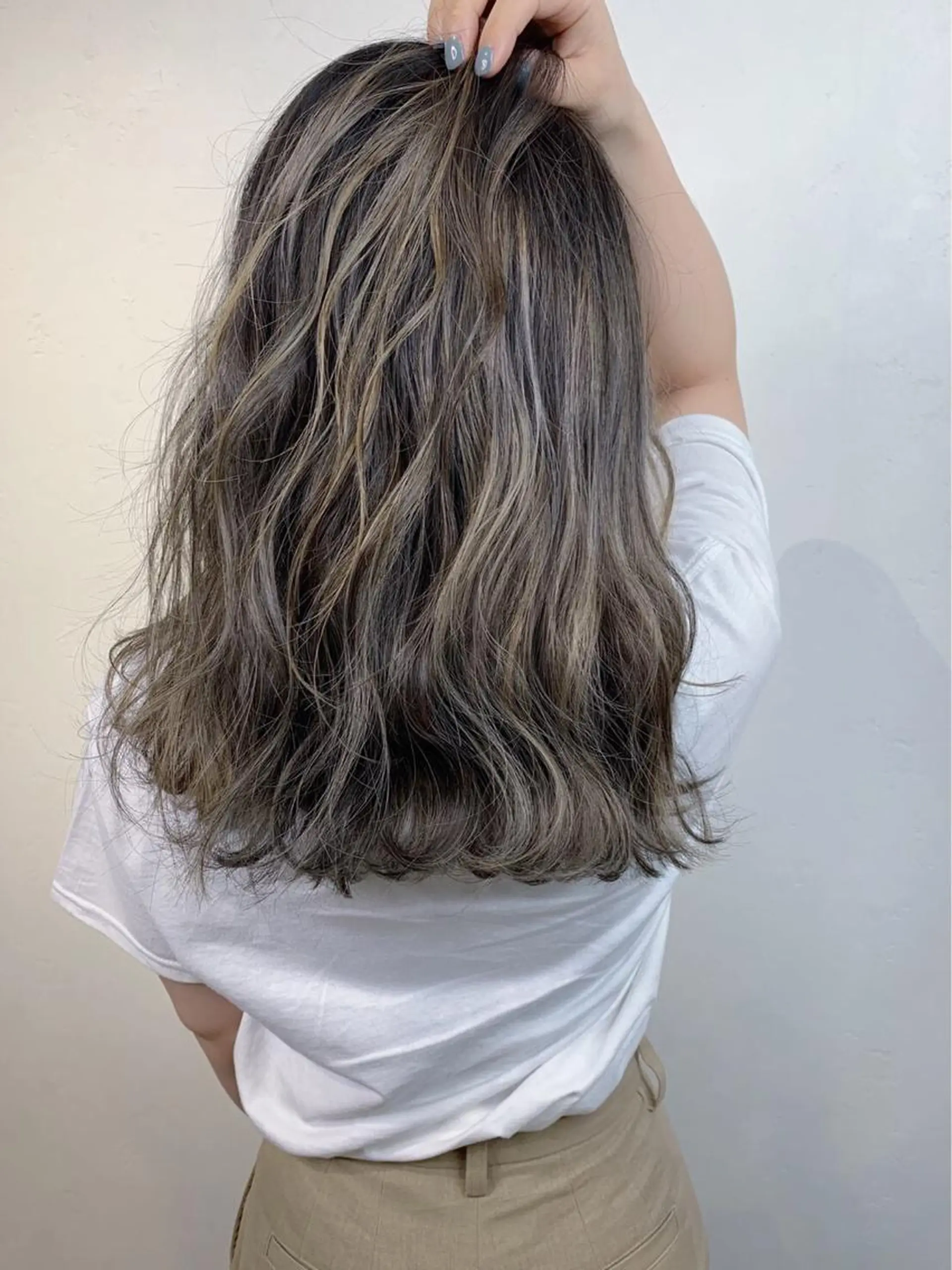 セミロング カラー _WHITE+ 南海難波店のヘアスタイル