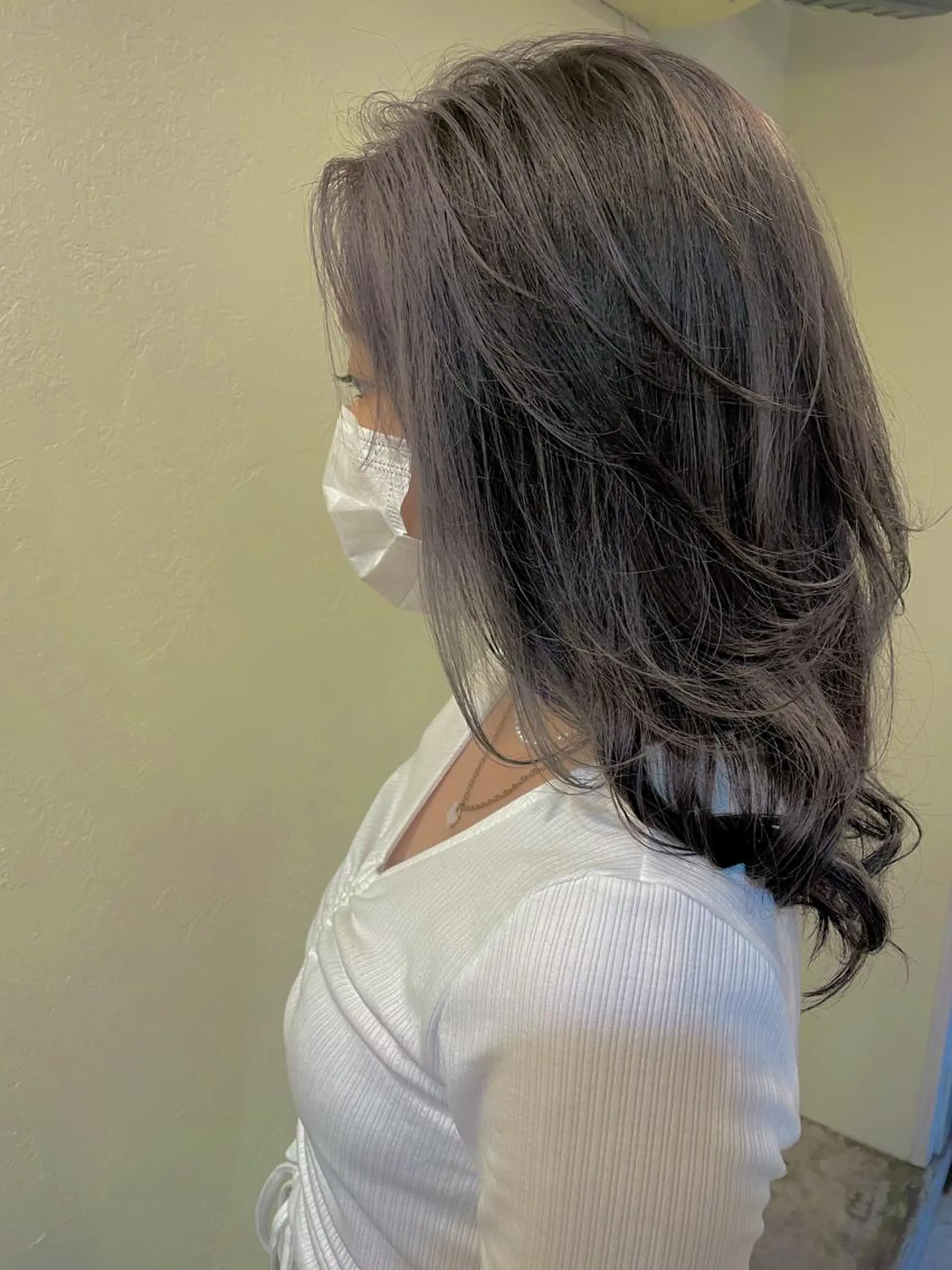 セミロング カラー パーマ アッシュ ミストバング ハイライトカラー ラベンダーカラー ラベンダーアッシュ 店長 佐藤のヘアスタイル