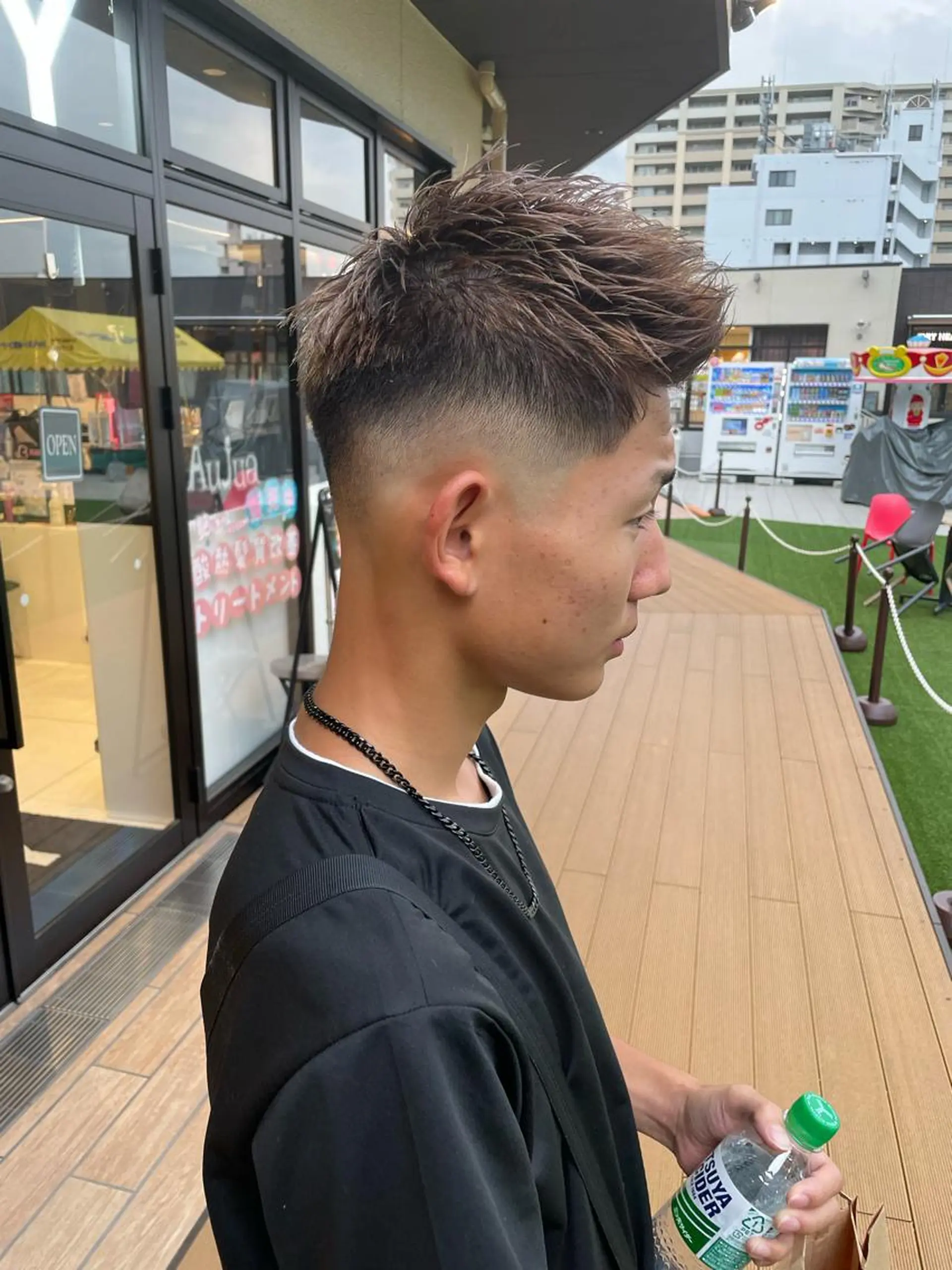 ショート カラー メンズ フェードカット メンズハイライト スキンフェード ハイライトカラー ハイライト ヘアカラー トリートメント メンズヘア特化 崎田 成人のヘアスタイル