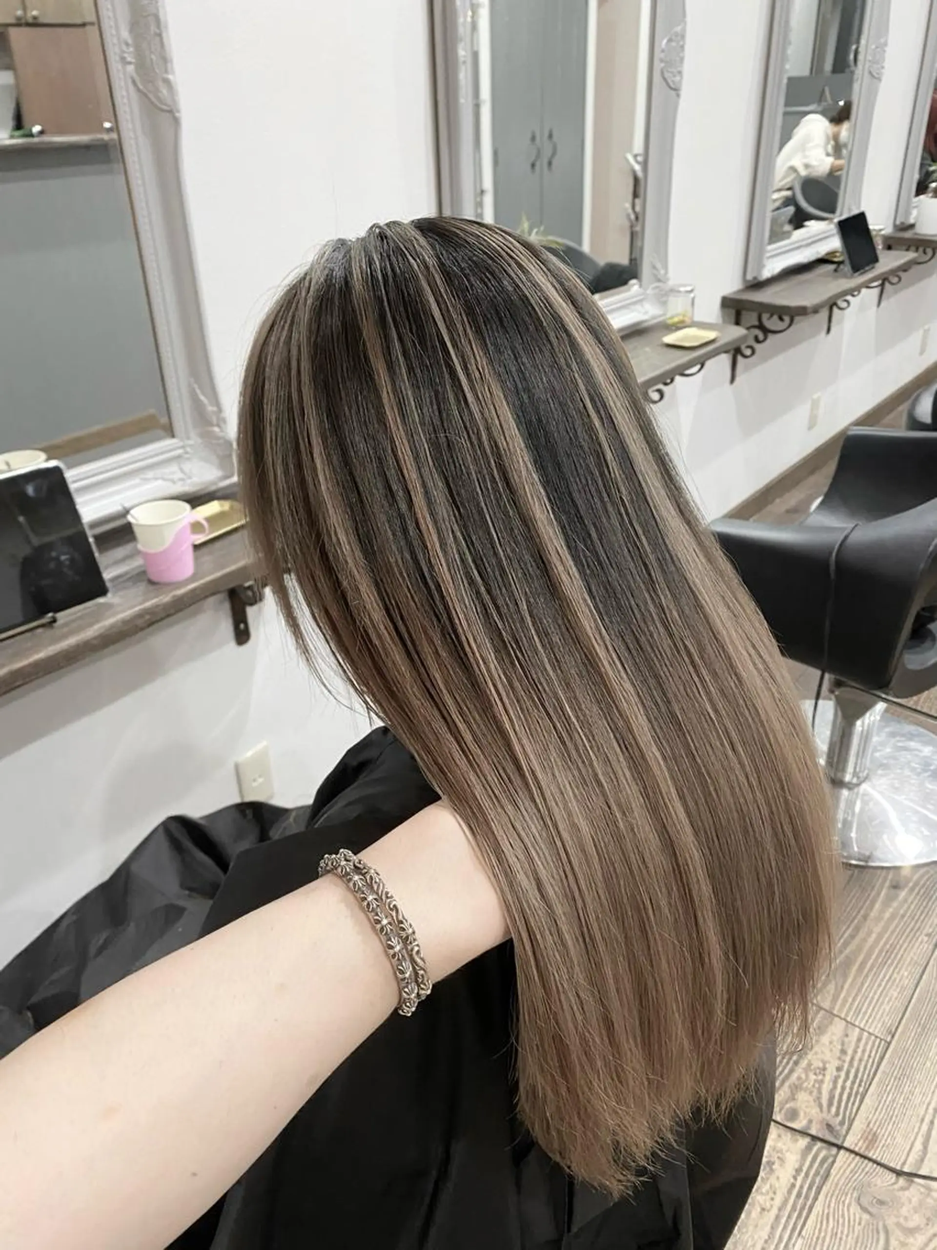 ロング レイヤーカット ヘアカラー _White広島所属・バレイヤージュ 隅中秀弥のヘアスタイル