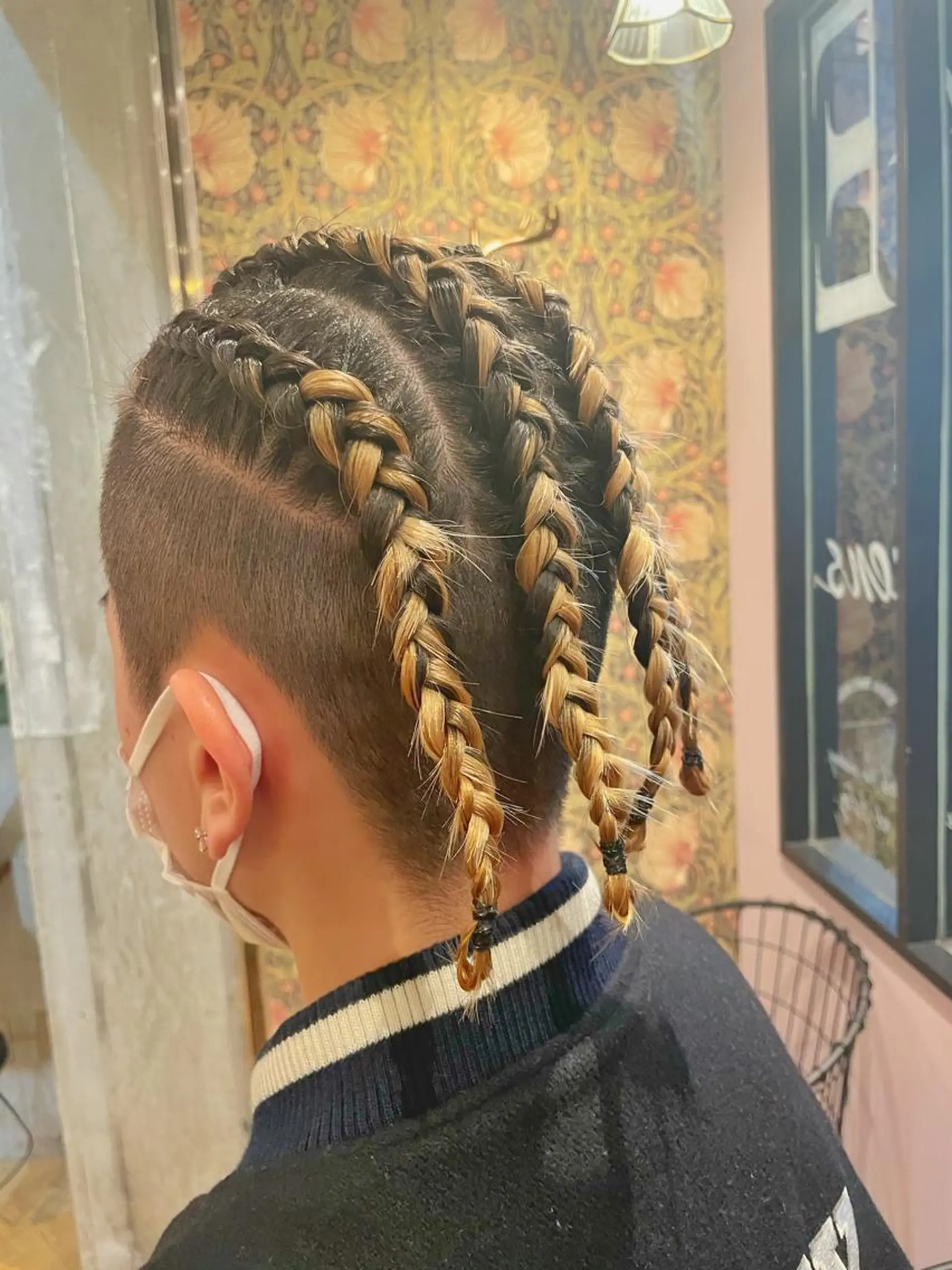 ミディアム ヘアアレンジ メンズ シールエクステ ミディアムパーマ メンズブリーチ メンズハイライト メンズハイトーン エクステ指名No.1 【店長】橘田のヘアスタイル