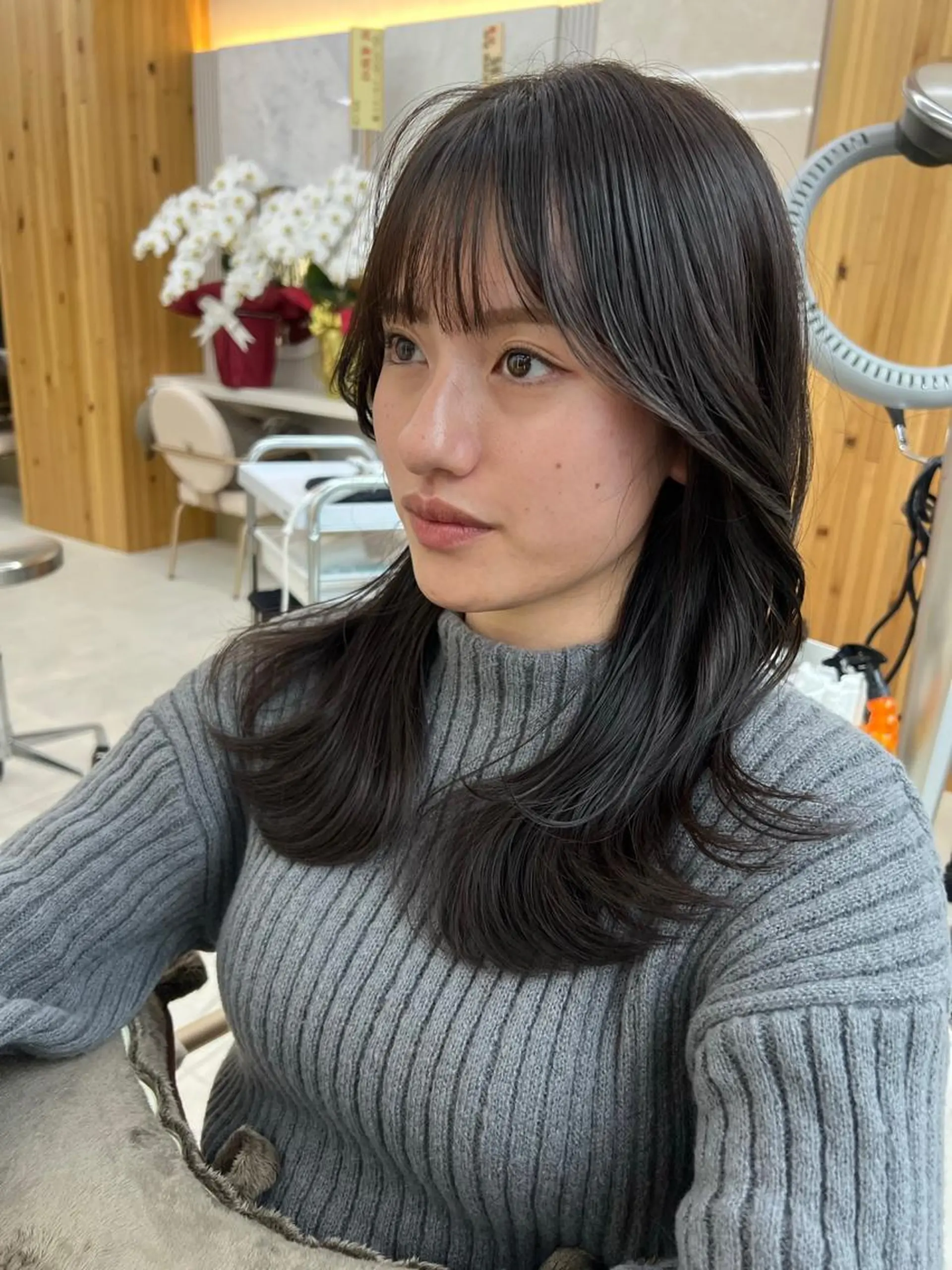ミディアム カラー 切りっぱなしボブ ベージュカラー ブリーチ グレージュ ハイトーンカラー カット ヘアカラー トリートメント ニュアンスレイヤー ハイトーンカラーのヘアスタイル