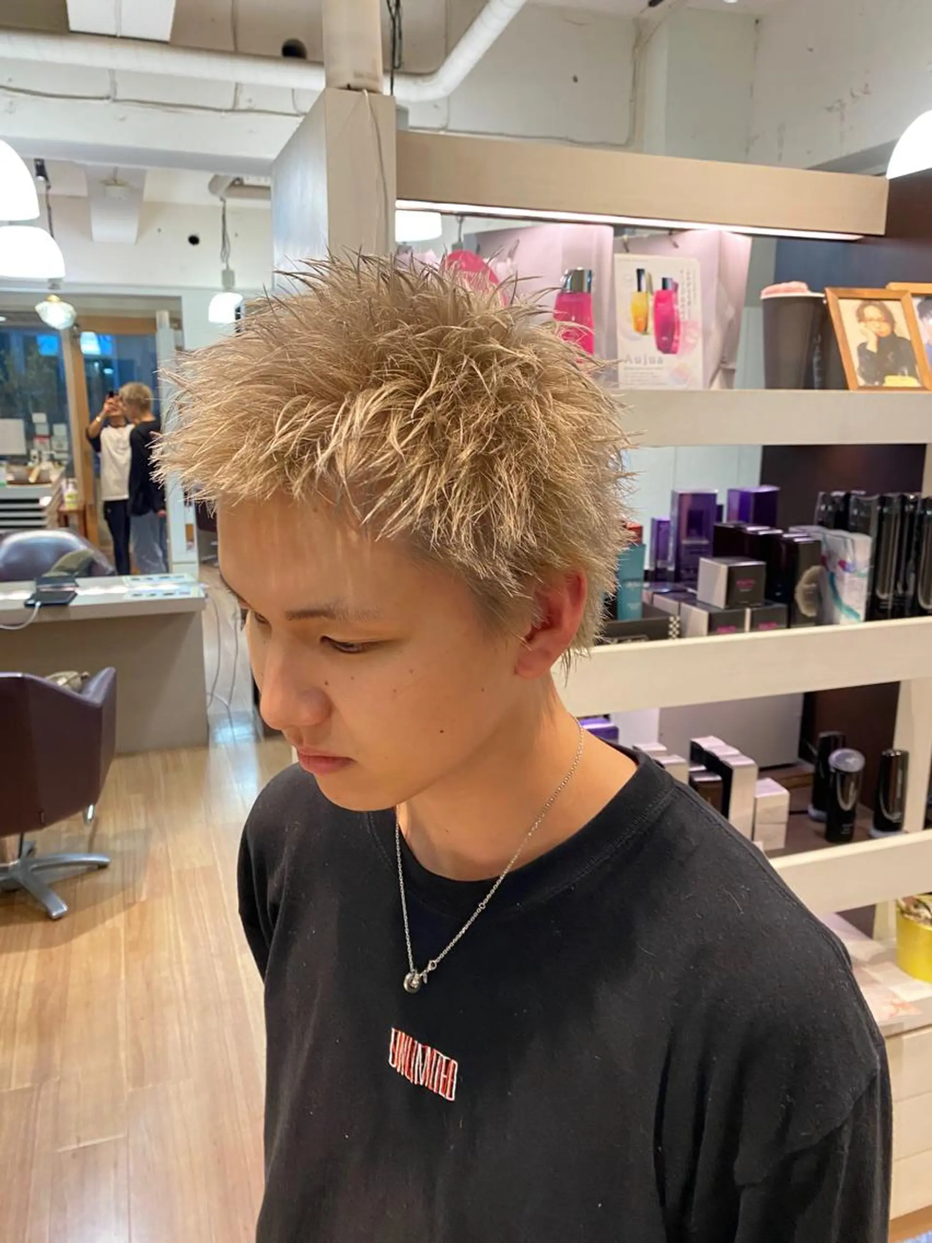 カラー メンズ スパイキーショート ブロンド ホワイトブロンド カット ヘアカラー ハマベ イクト FLORENのヘアスタイル