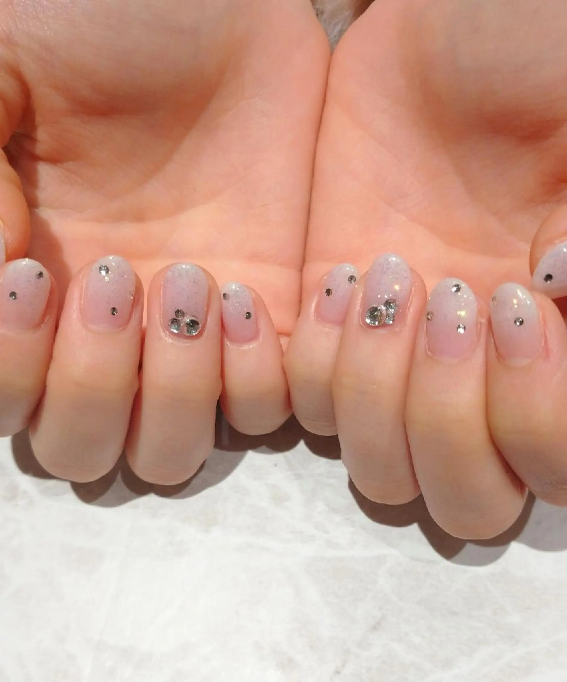 ネイル グラデーション ホワイト ハンドネイル 會田 瑠衣のネイルデザイン