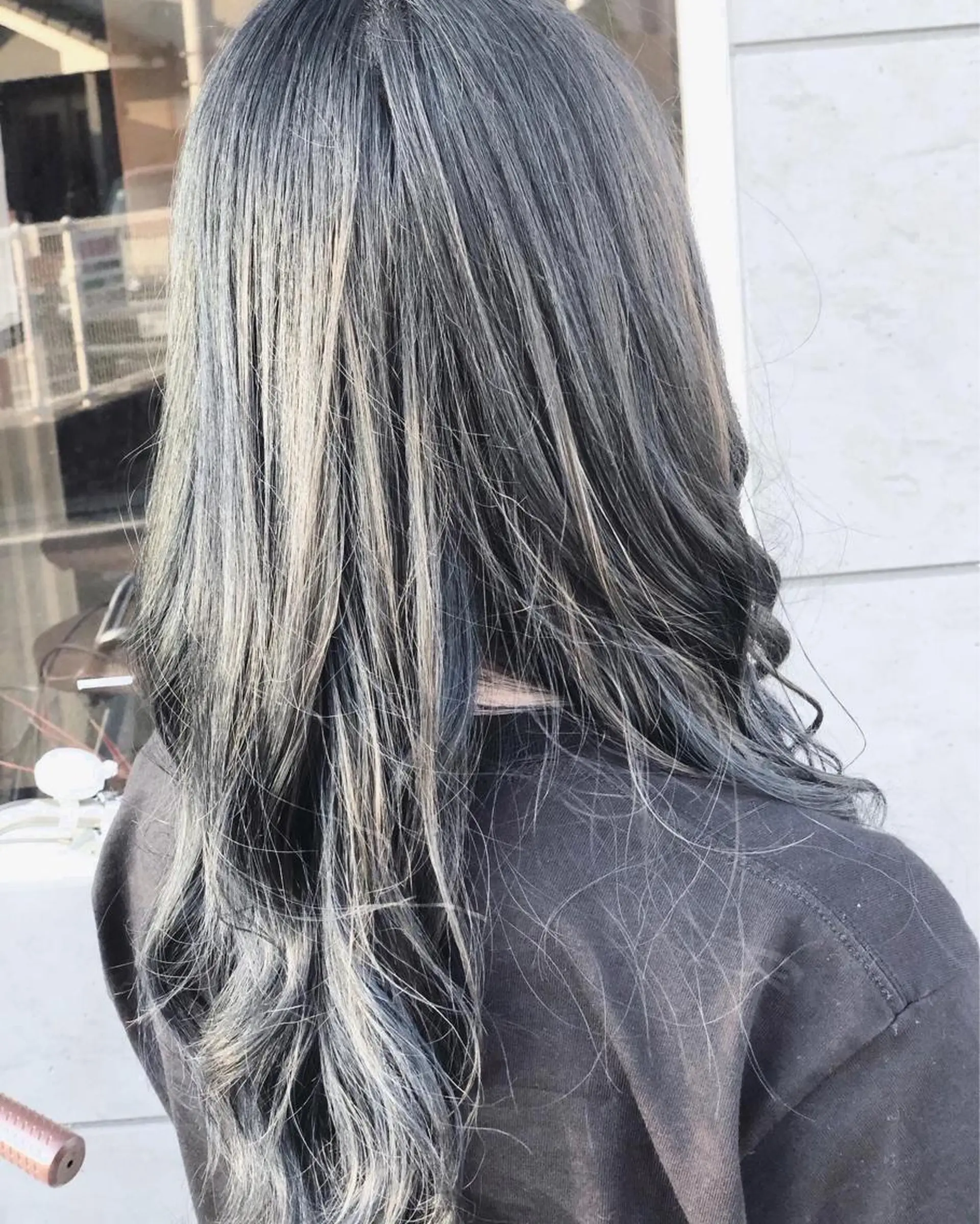 ロング アッシュ アッシュグレー アッシュグレージュ ハイライト ヘアカラー 柿本拓【全席完全個室 ログネオン】のヘアスタイル