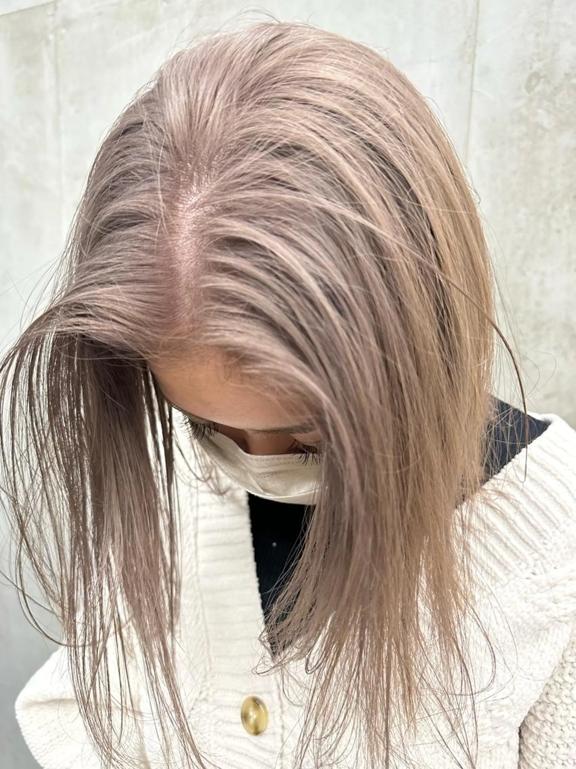 ミディアム カラー ブリーチ ダブルカラー グレージュ ハイトーンカラー SALTWATER AYARIのヘアスタイル