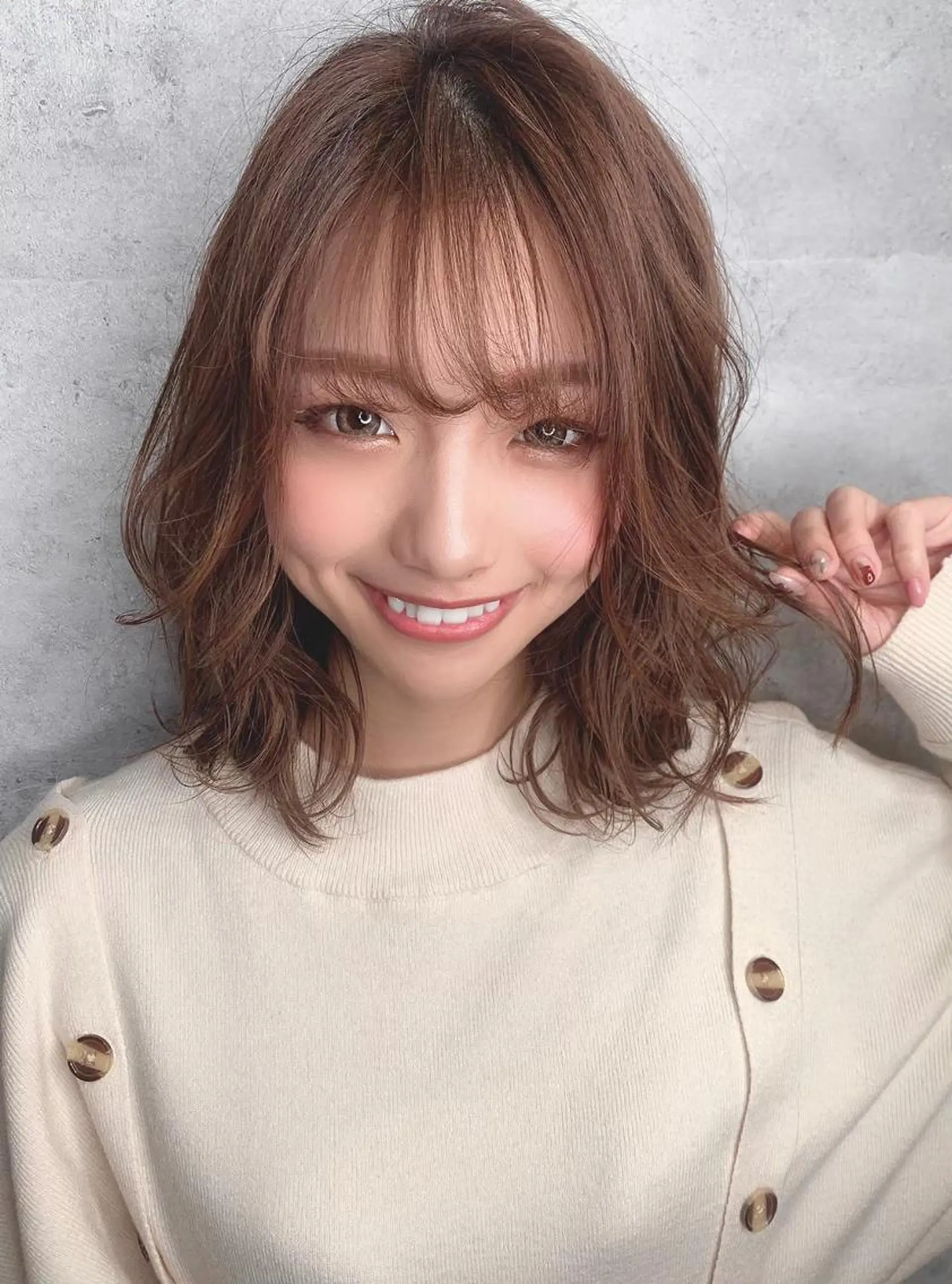 ミディアム ボブ 斜めバング 外国人風カラー 伸ばしかけ ハイライト ＿WHITE鳳店 アンダーバーホワイトのヘアスタイル