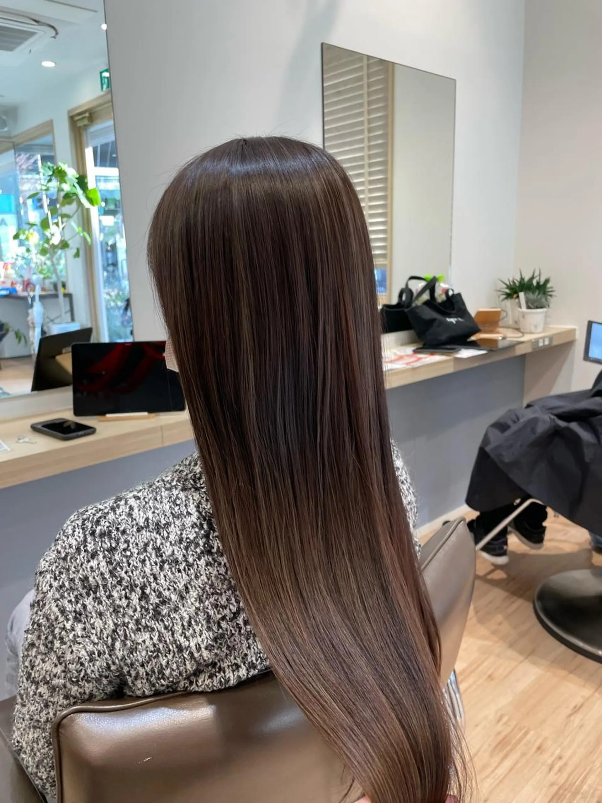 ロング 白髪ぼかしハイライト 💫ミネ　ヒロシのヘアスタイル