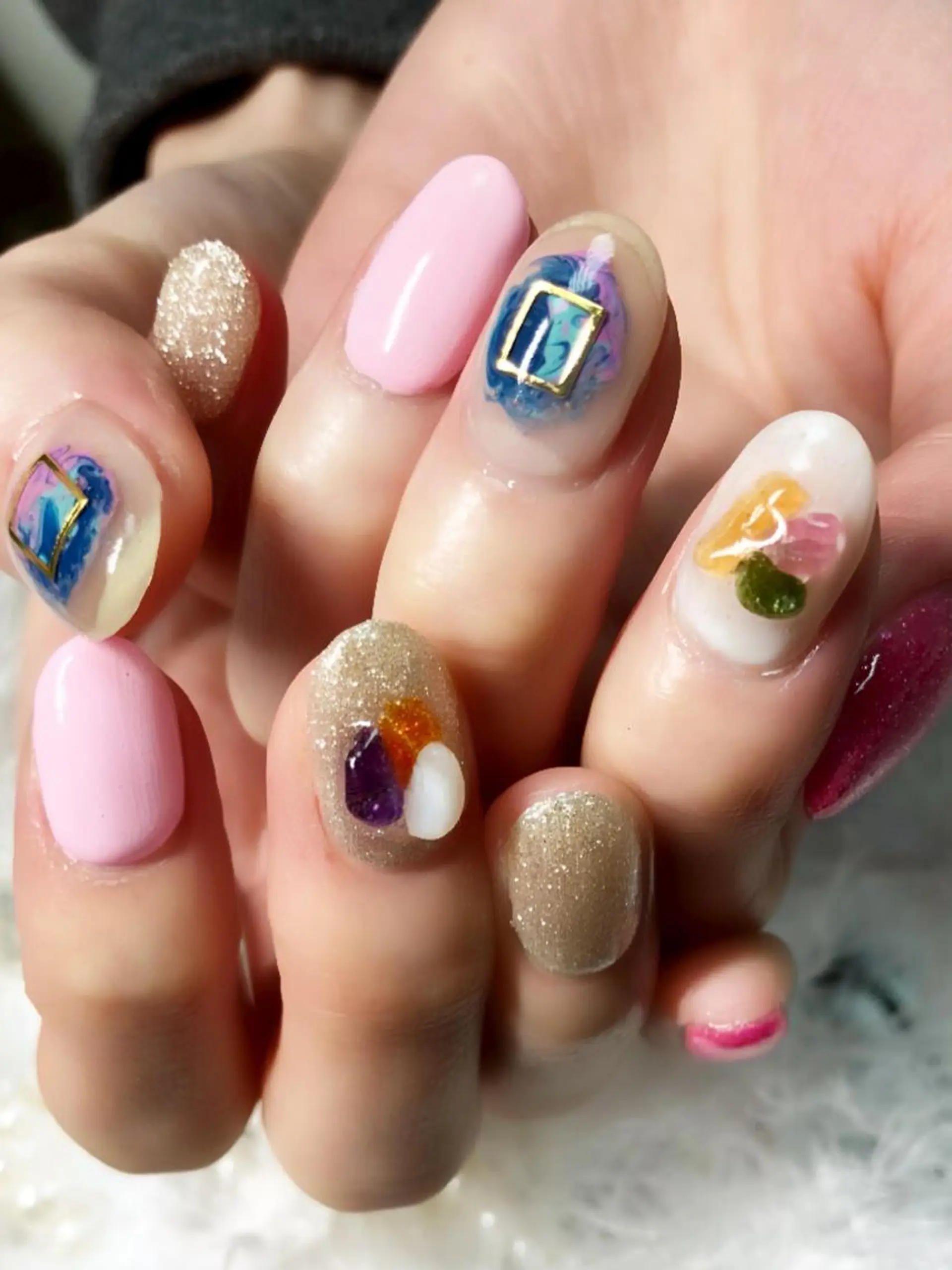 ミディアム ネイル キラキラネイル 持ち込み シンプルネイル ハンドネイル CITRAtotal beautyのネイルデザイン