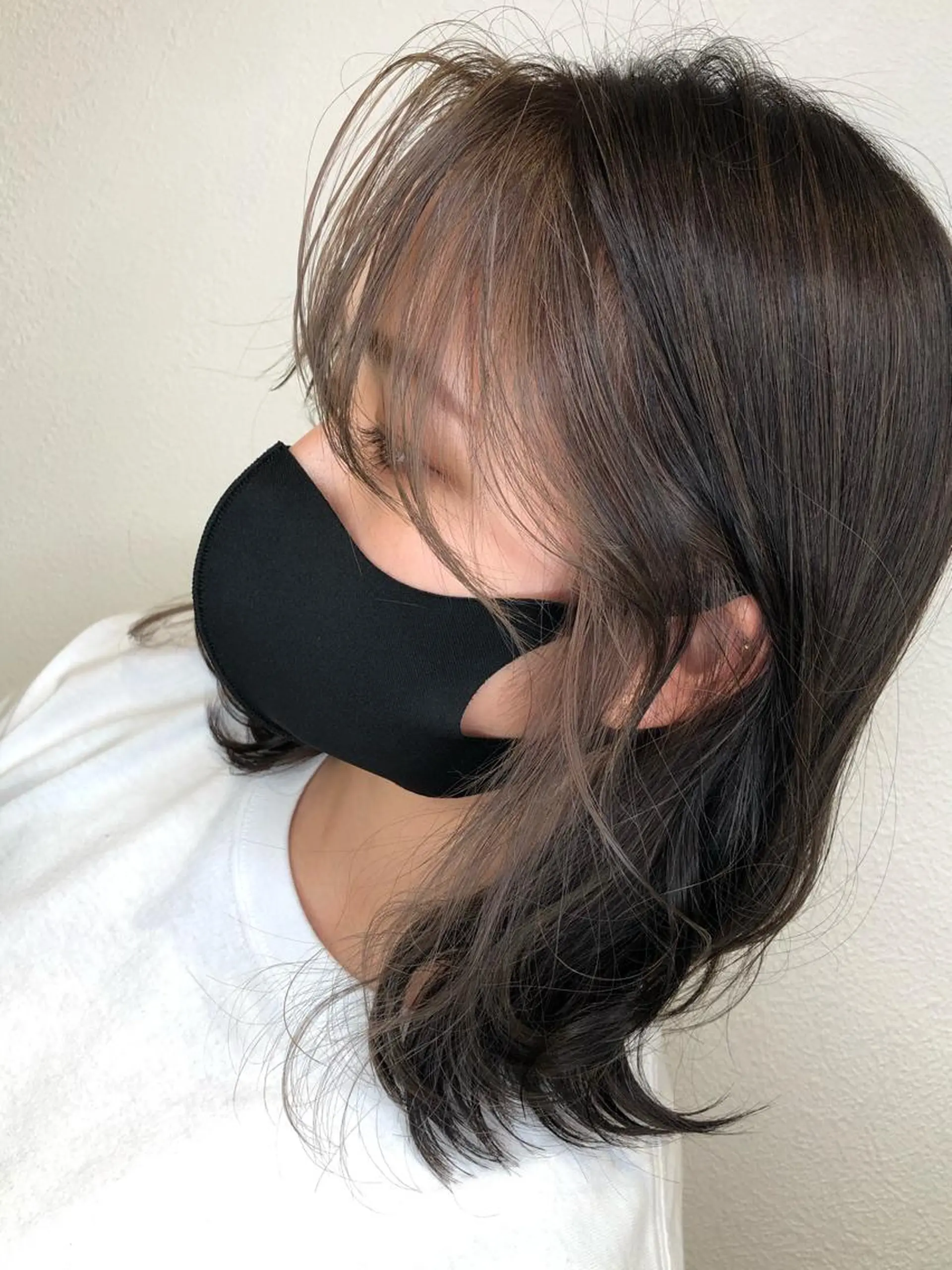 セミロング ミストバング ハイライト ヘアカラー 岸 保奈美のヘアスタイル