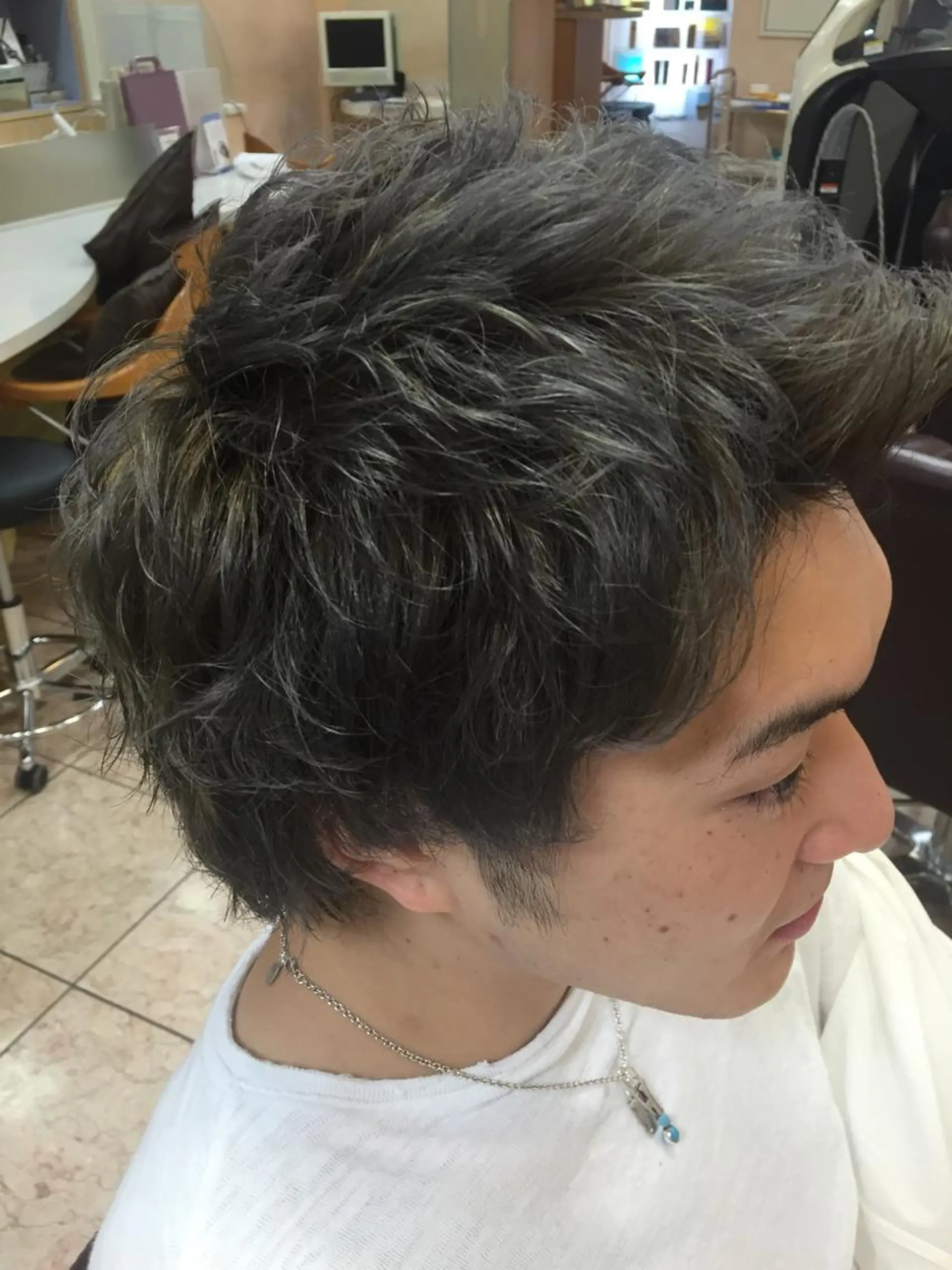 ショート カラー メンズ メンズハイトーン ハイトーンカラー 髪質改善×大人可愛い 艶髪🫧ダイトのヘアスタイル