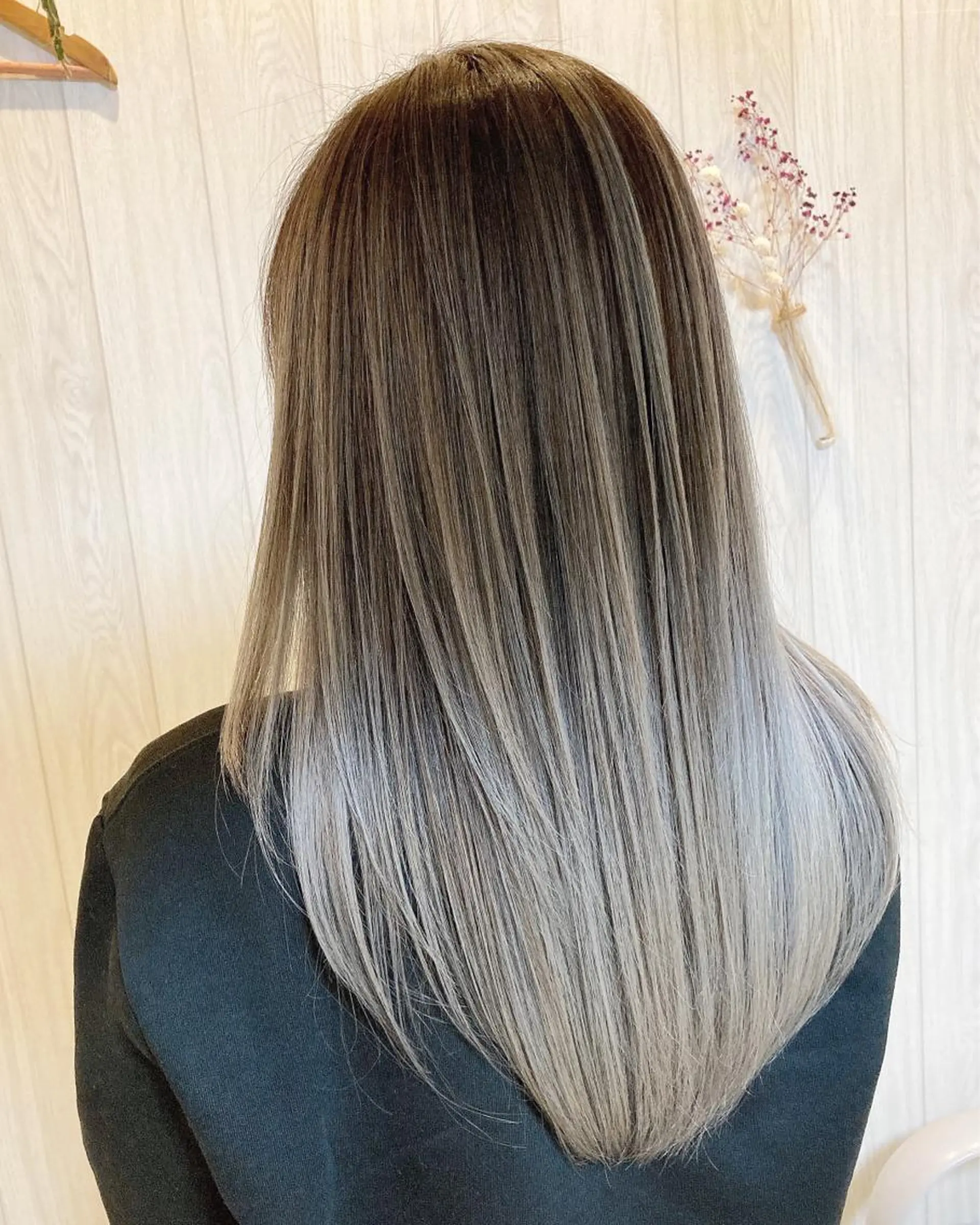 セミロング カラー MERCI所属・マツモト コウダイのヘアスタイル