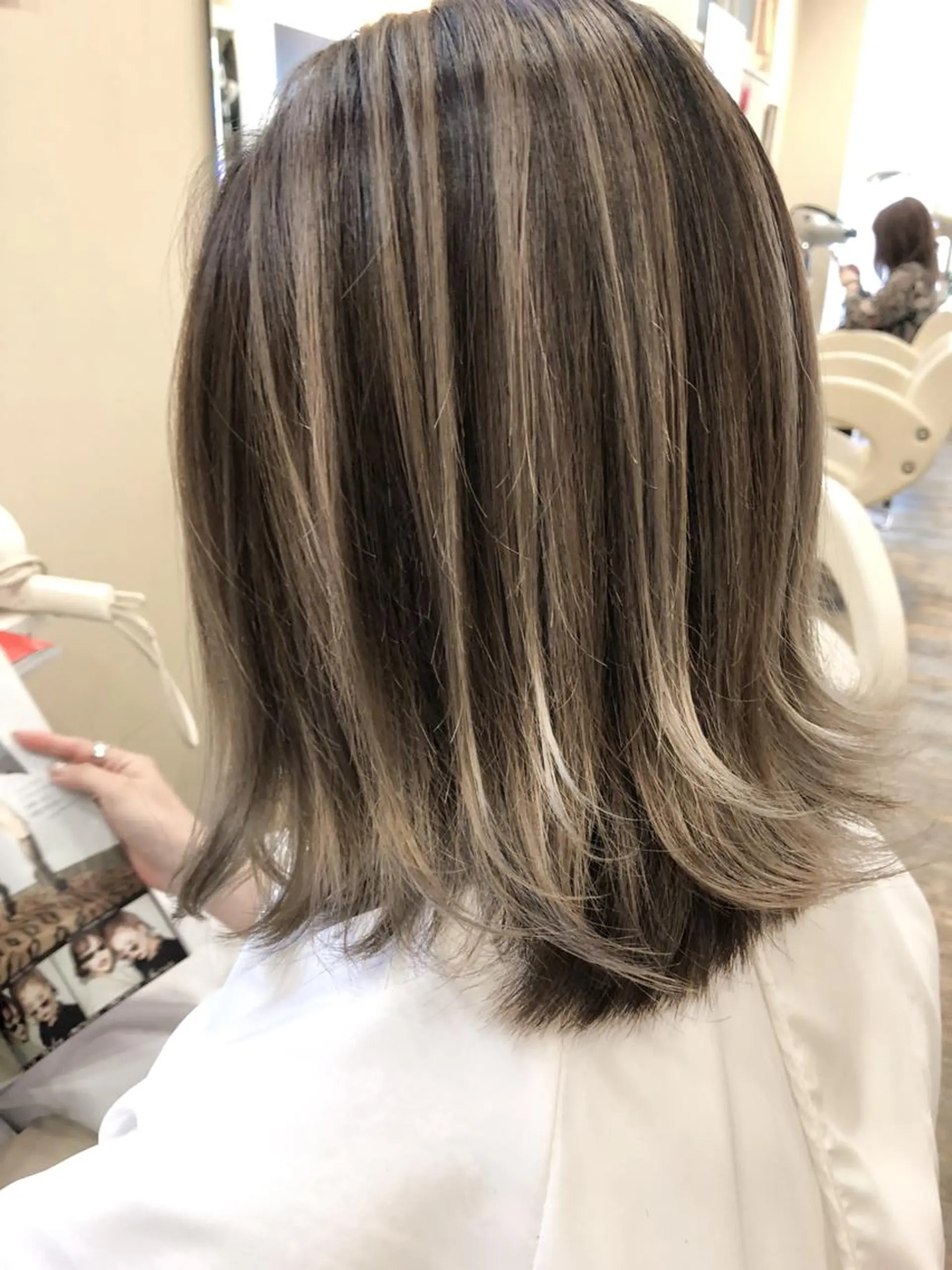 ミディアム カラー バレイヤージュ レイヤーカット WONK. ウォンク 心斎橋のヘアスタイル