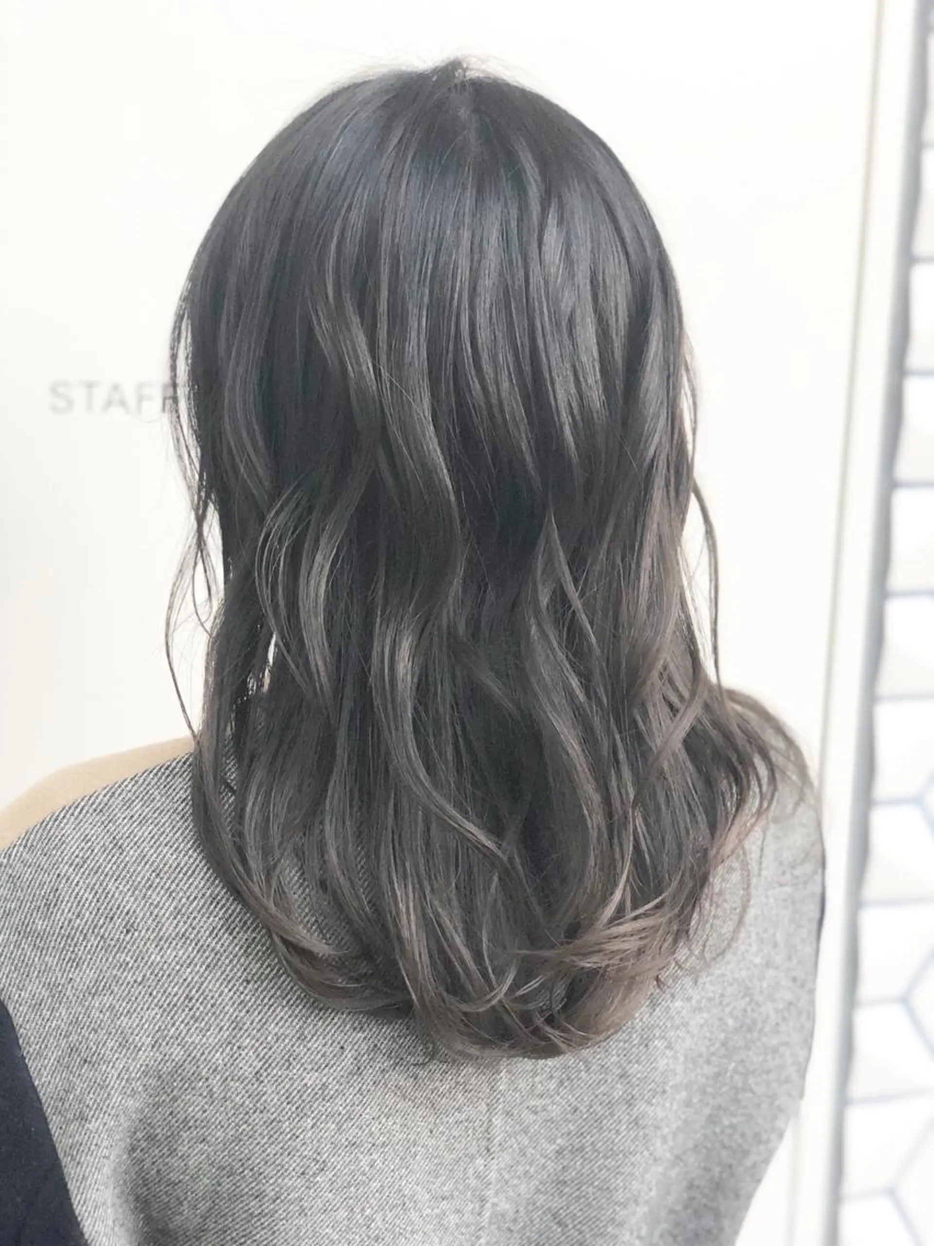 ミディアム カラー 透明感カラー グレージュ  渡部 妃月のヘアスタイル