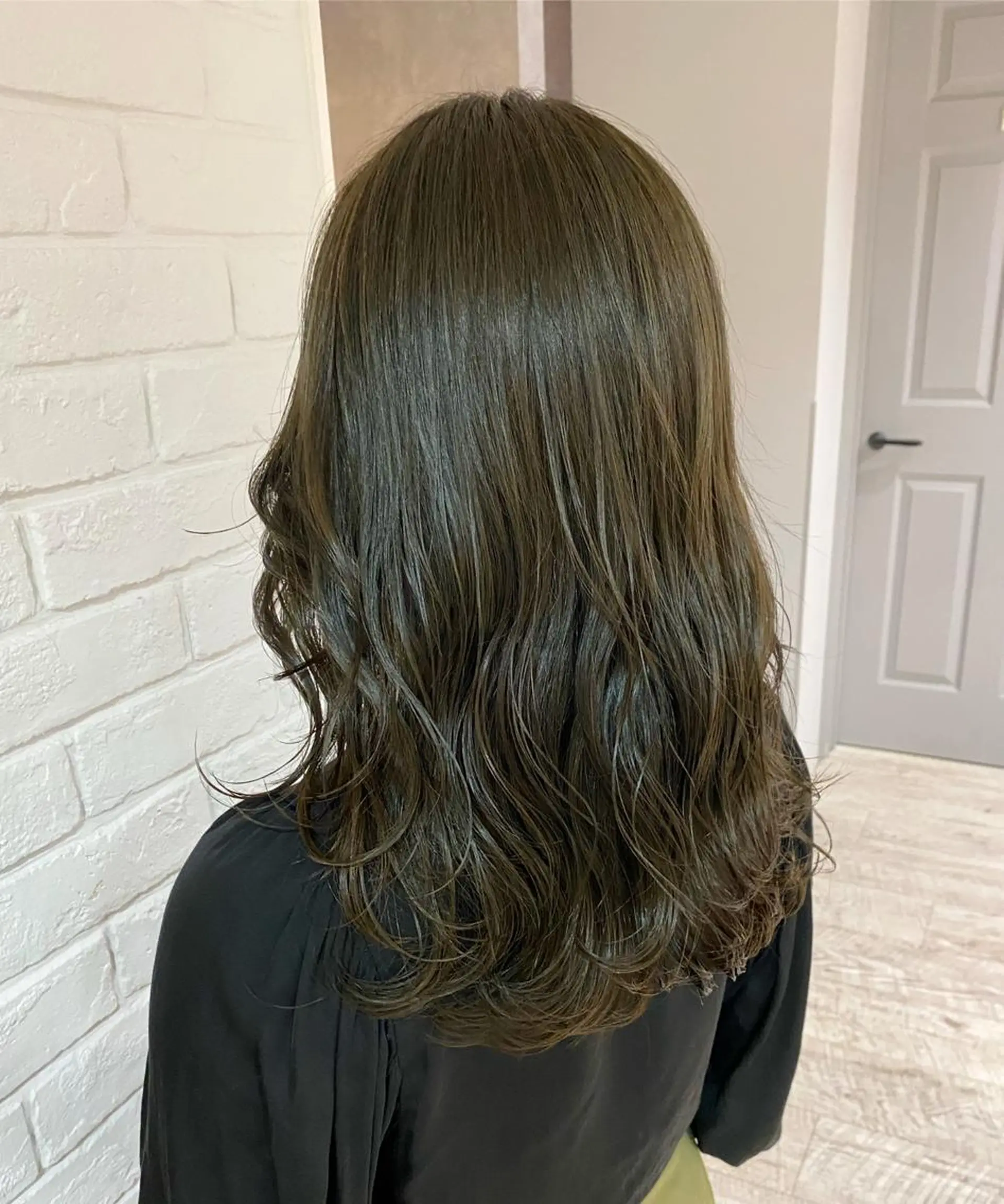 セミロング カラー オリーブカラー カット ヘアカラー トリートメント 西村 美羽のヘアスタイル