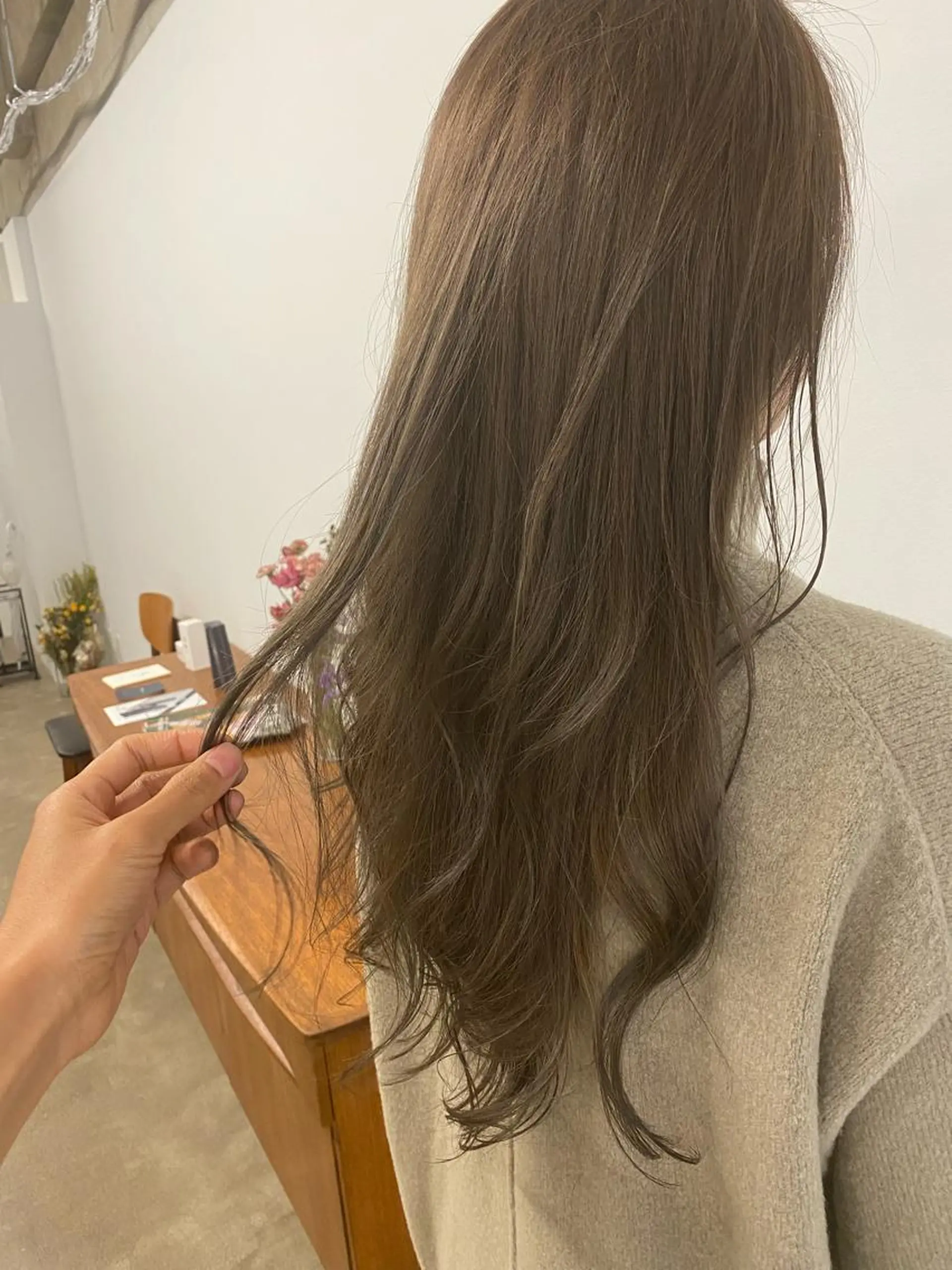 ロング カラー ベージュカラー ブリーチ 透明感カラー ミルクティーベージュ ブリーチなしカラー PERK(パーク)五反田所属・小林 由貴の眉毛・アイブロウイメージ