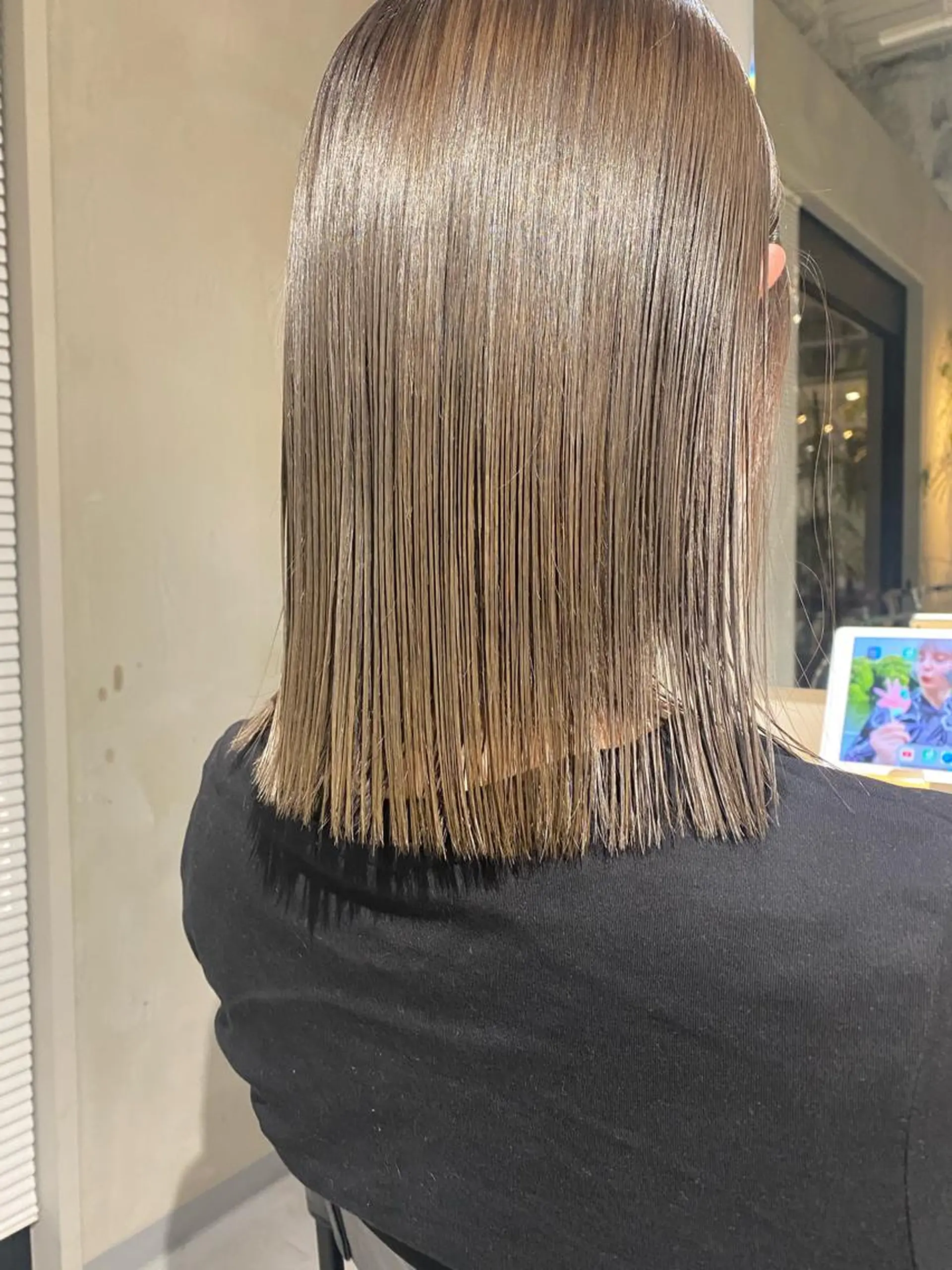 ミディアム カラー アカリ /ショートカットのヘアスタイル