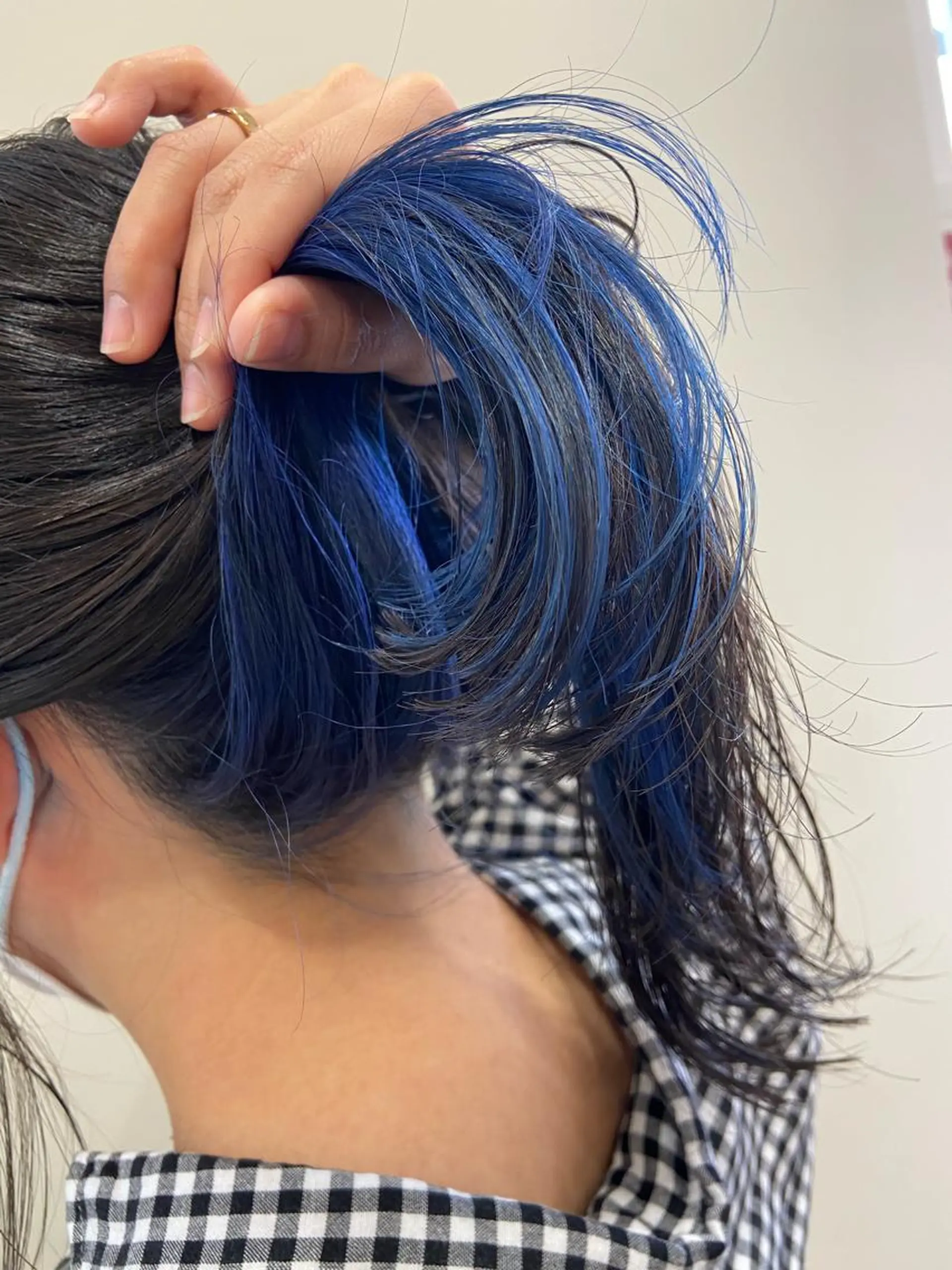 セミロング カラー ブルーカラー インナーカラー カット ヘアカラー Amour なぐらのヘアスタイル