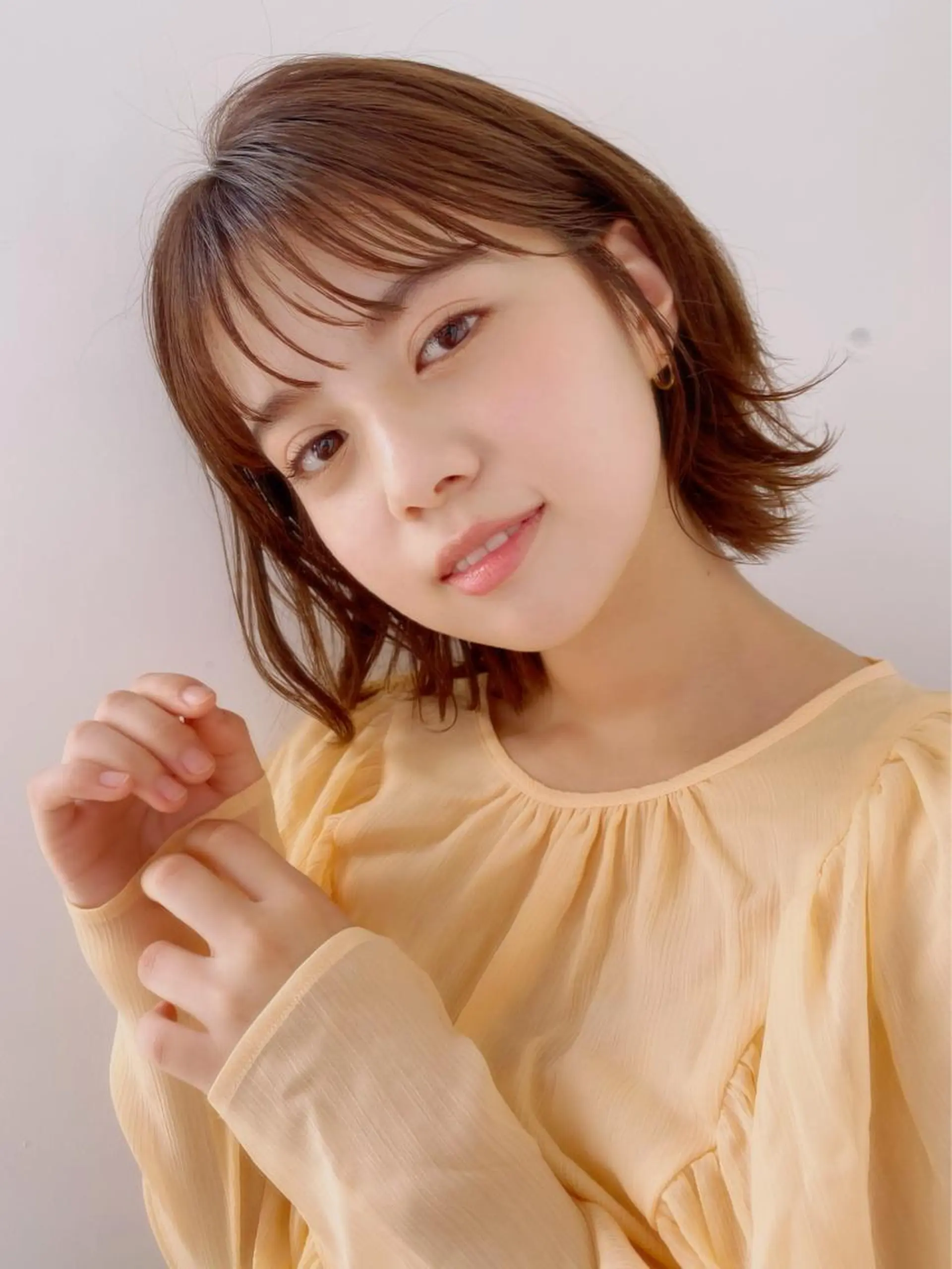 ミディアム カラー ベージュカラー ミルクティーベージュ ボブ chama レイヤーカットのヘアスタイル