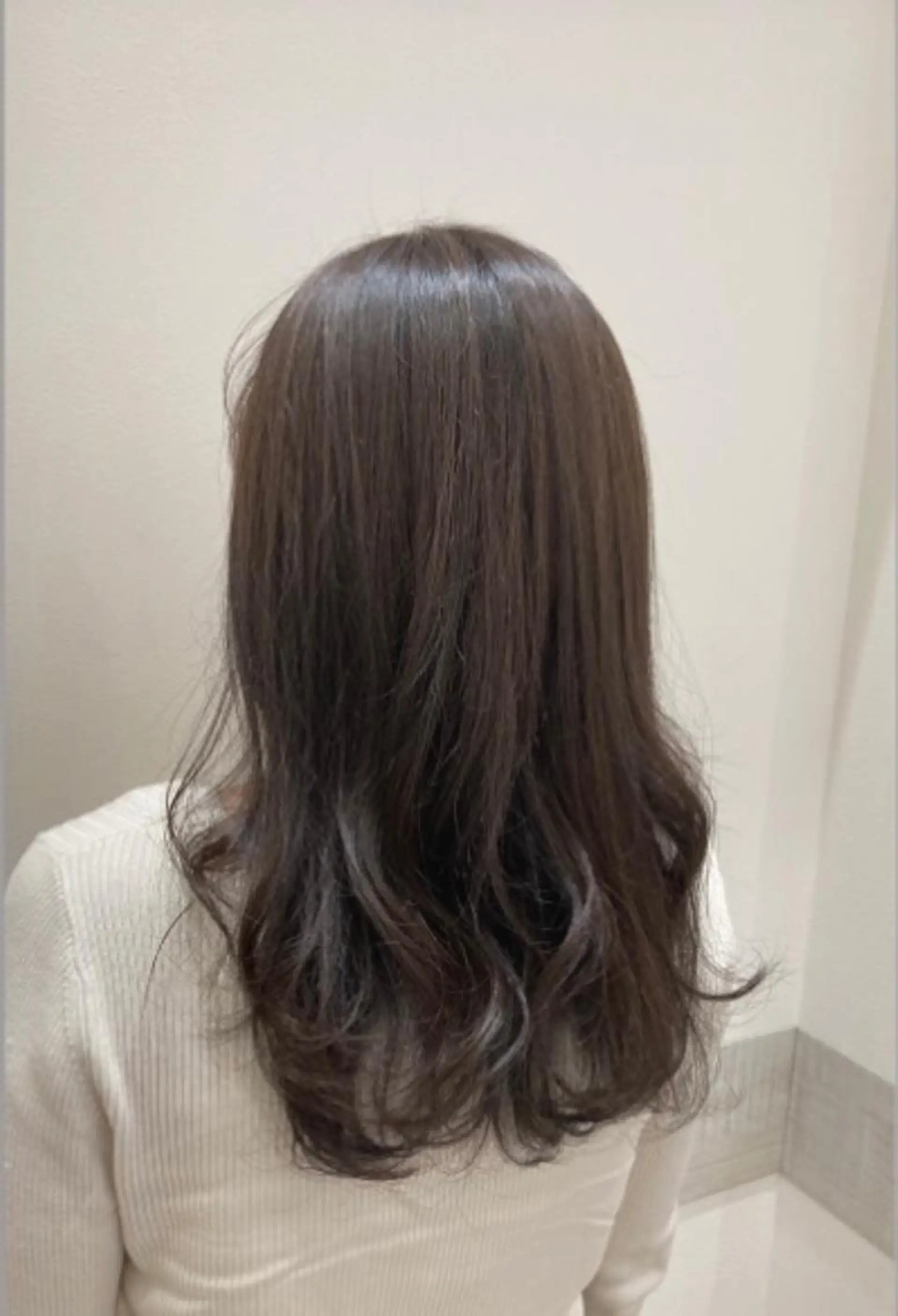 セミロング カラー グレージュ オリーブグレージュ オリーブグレー 佐藤 睦月のヘアスタイル