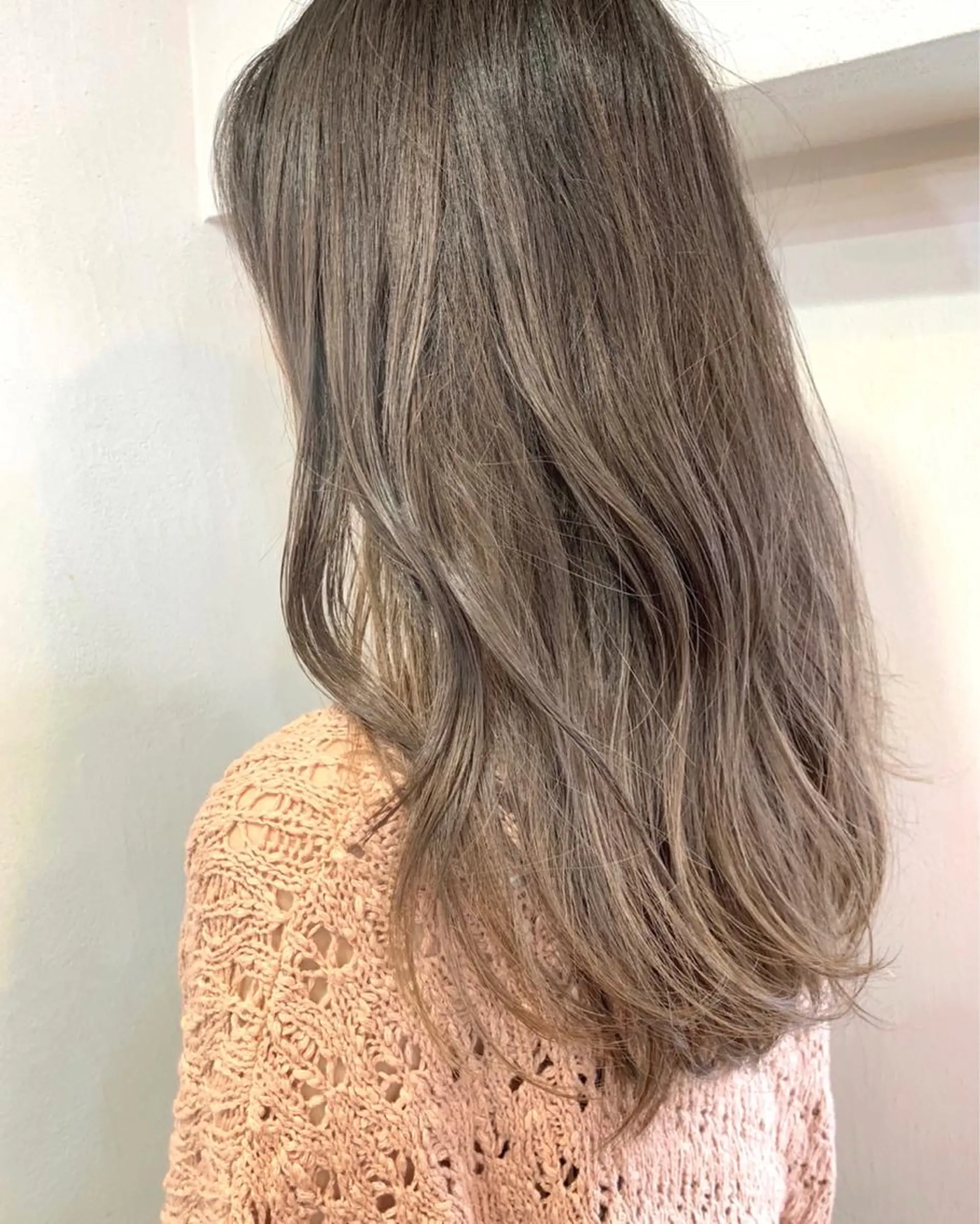 カラー レイヤーカット、 大人可愛い 中村美羅のヘアスタイル