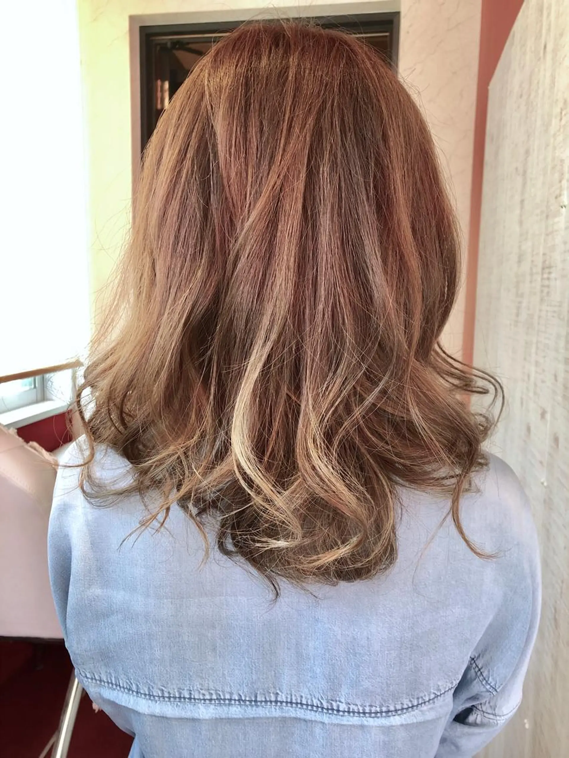 セミロング カラー ベージュカラー フォギーベージュ i-Dear -studio Kobe-所属・横野 孝志のヘアスタイル