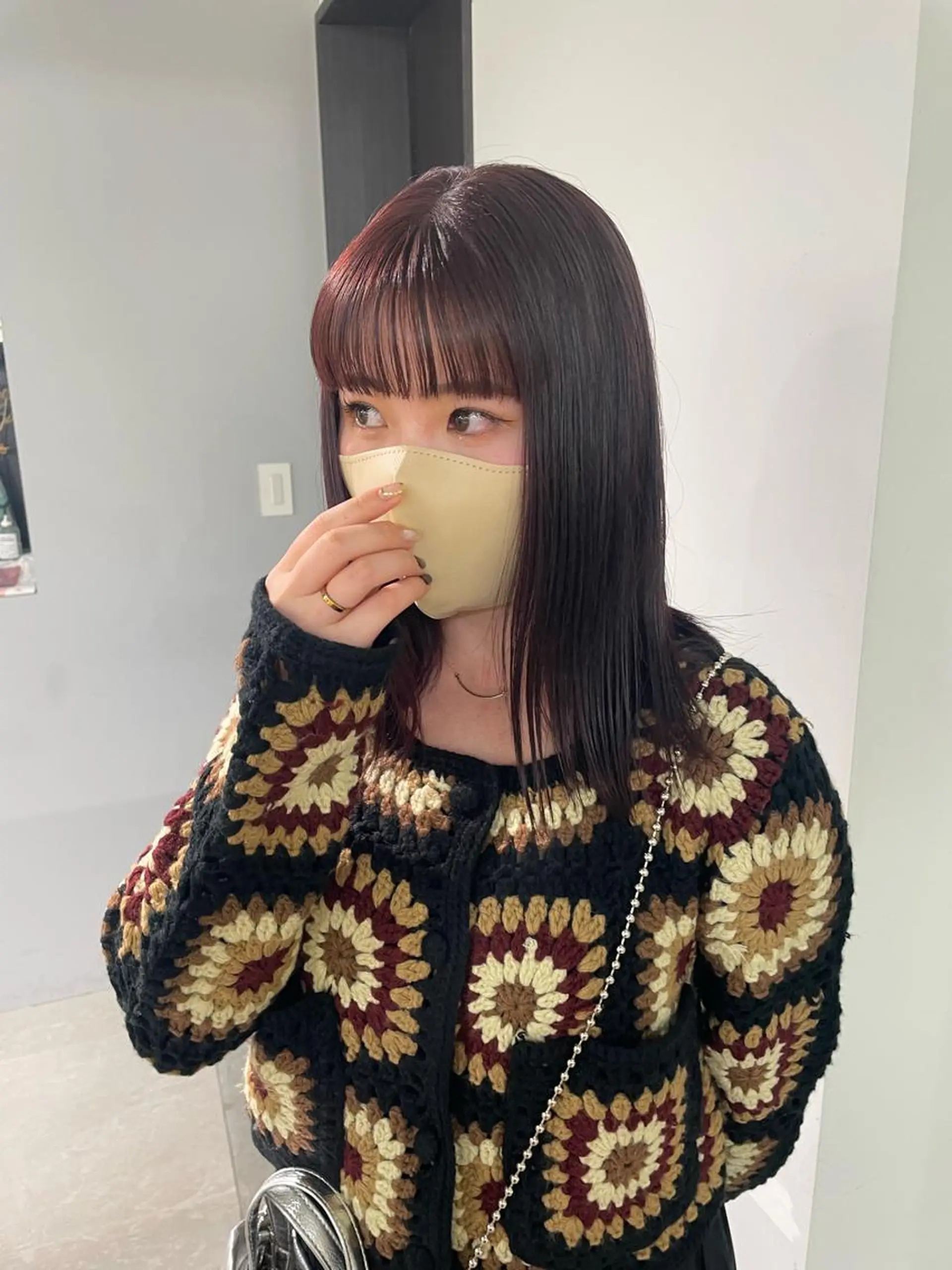 ミディアム カラー ミストバング ボルドーカラー ブラウンカラー デザインカラー イヤリングカラー ヘアカラー トリートメント MIU/ルーツカラー ボブ/顔周りレイヤーのヘアスタイル