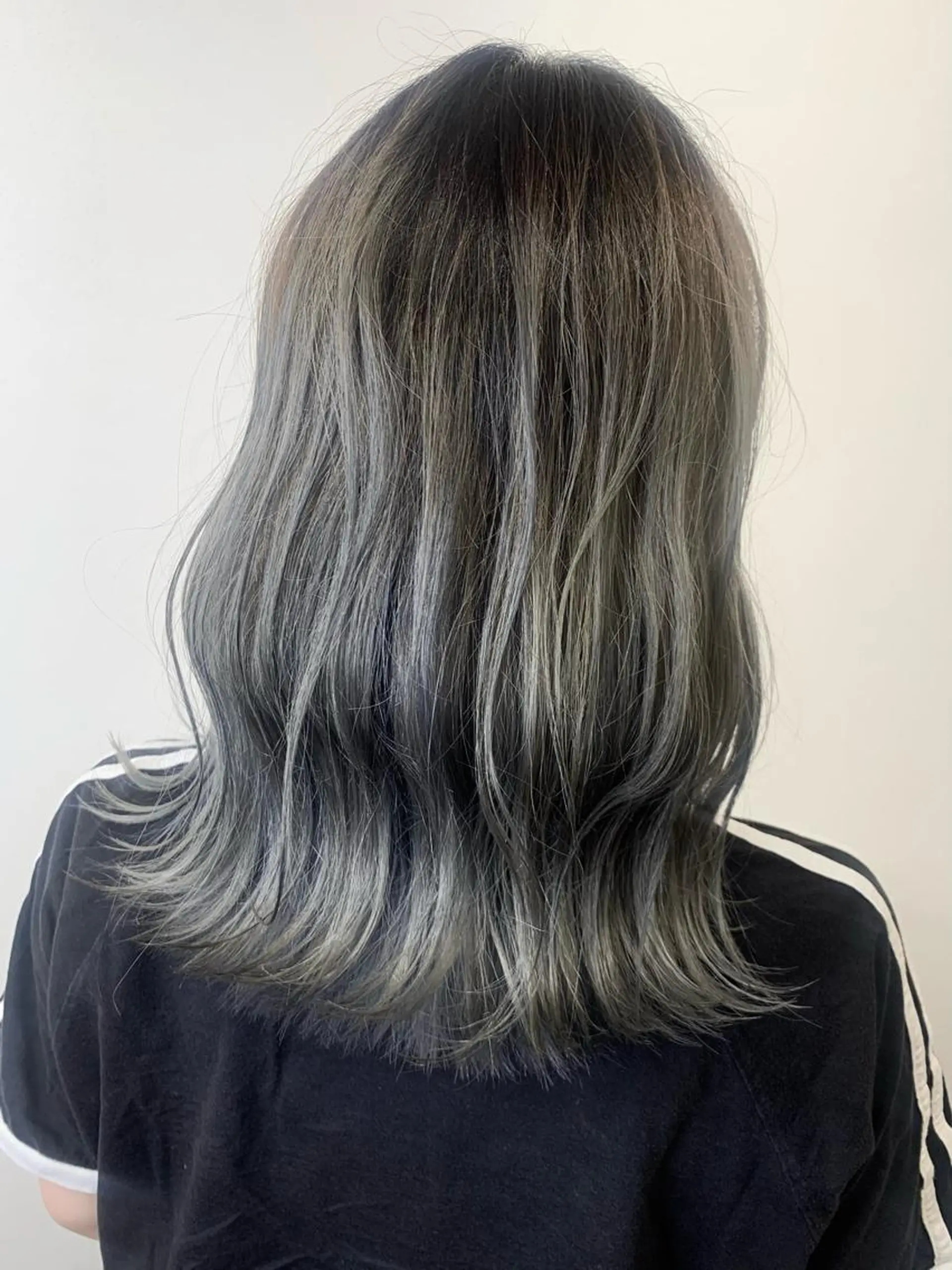 ミディアム カラー バレイヤージュ シルバー レイヤーカット 佐々木 有彩のヘアスタイル