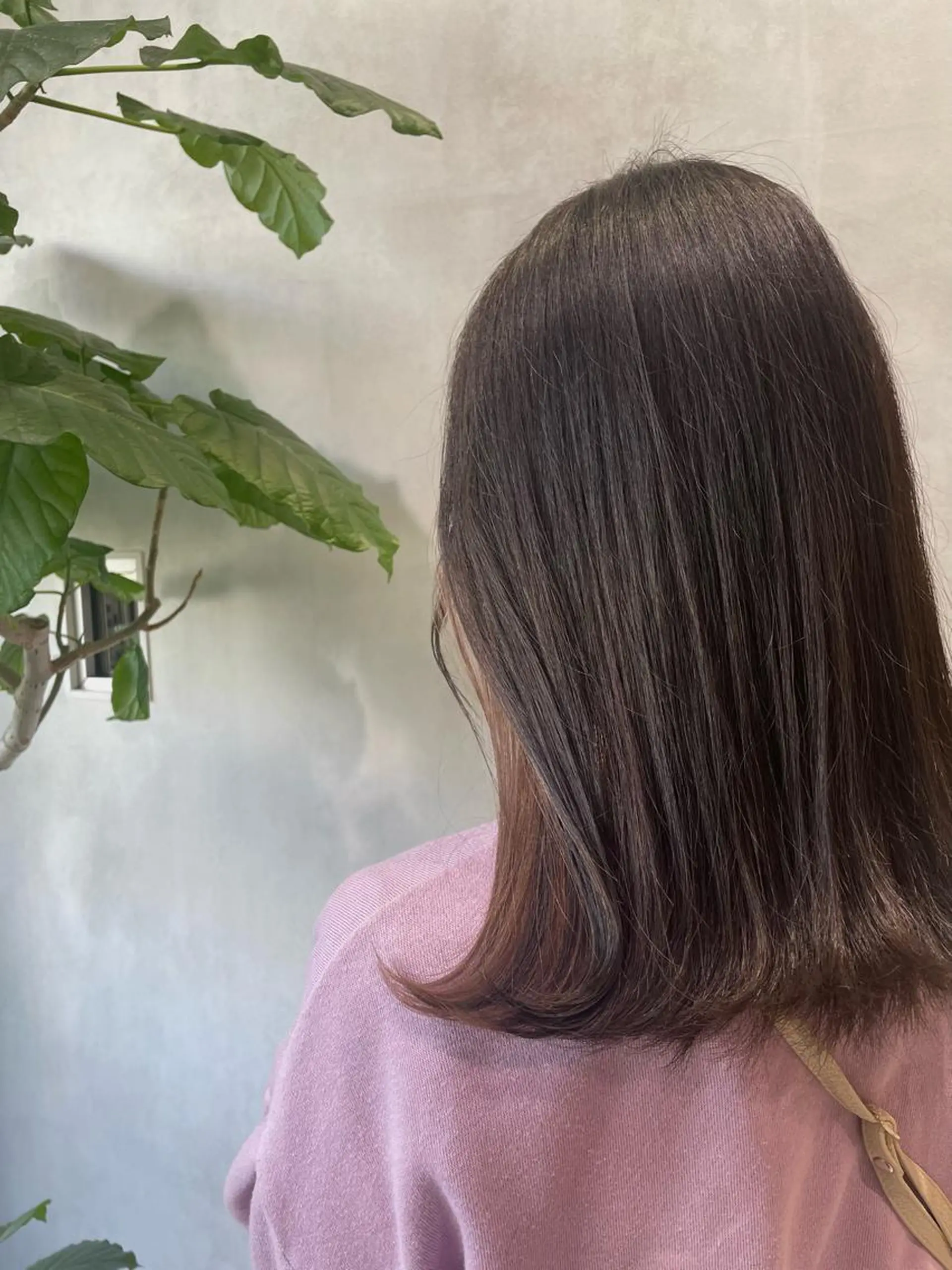 セミロング カラー ブリーチ グレージュ ピンクカラー 濱野 玲奈のヘアスタイル