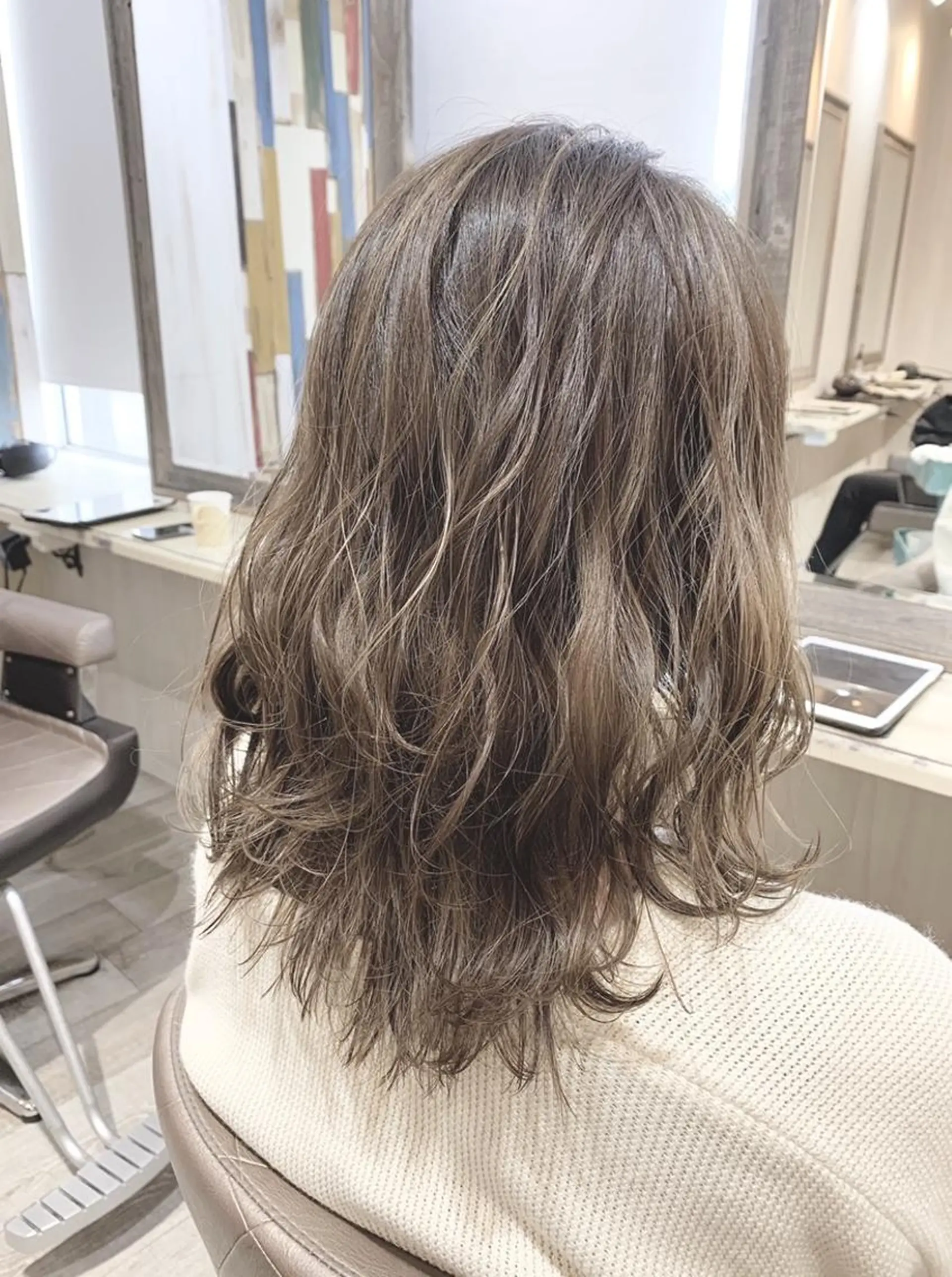 セミロング 嶋村夏実🌼レイヤー 🌸白髪ぼかしのヘアスタイル