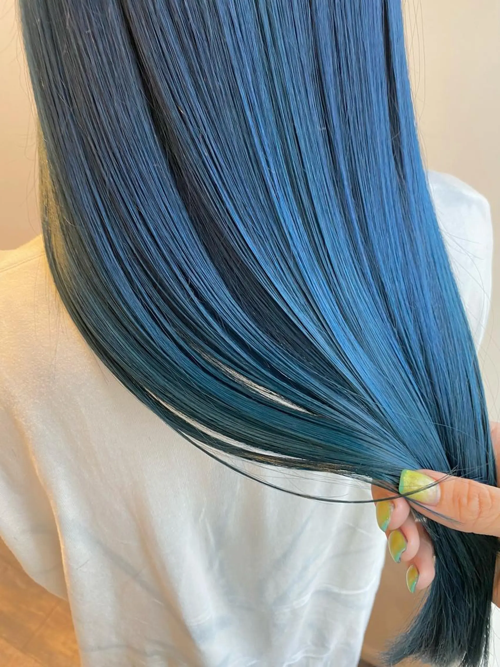 セミロング カラー 梅田ハイトーン チダ ヒナノのヘアスタイル