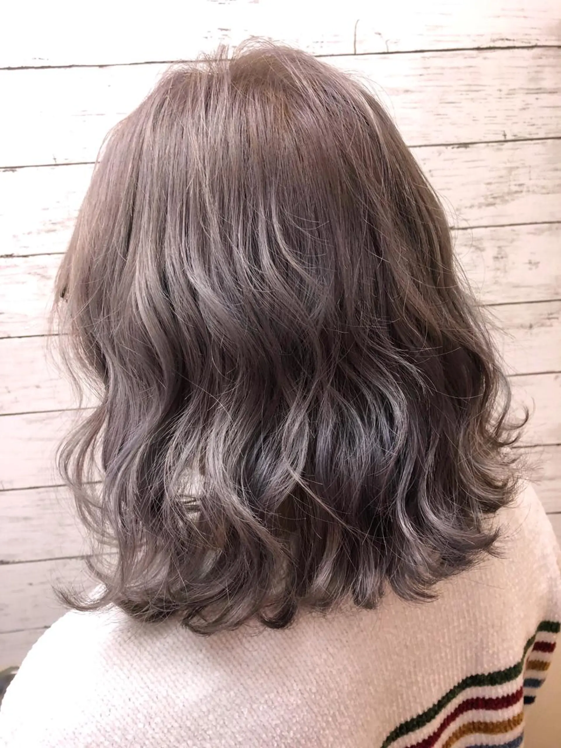 ミディアム カラー ブリーチ ラベンダーカラー シルバー 韓国ヘア🤍髪質改善 🇰🇷AKANEのヘアスタイル