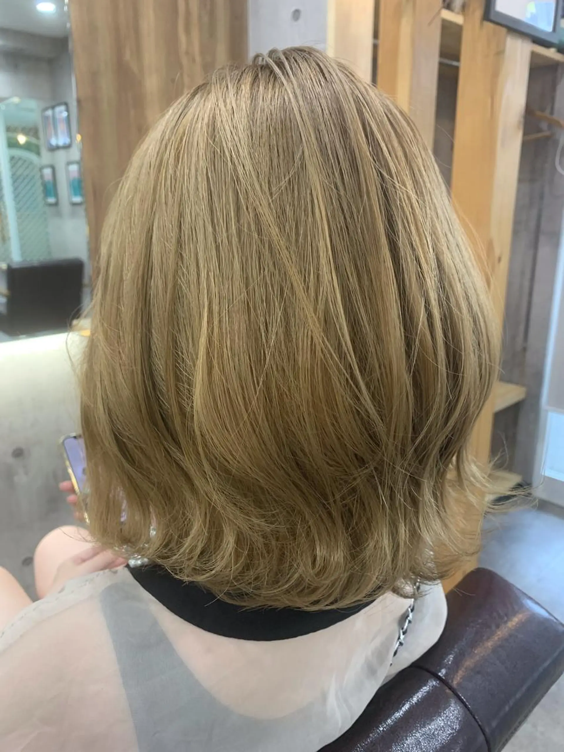 ミディアム カラー バレイヤージュ ブリーチ ケアブリーチ ダブルカラー イヤリングカラー ヘアカラー hair salon mementoのヘアスタイル