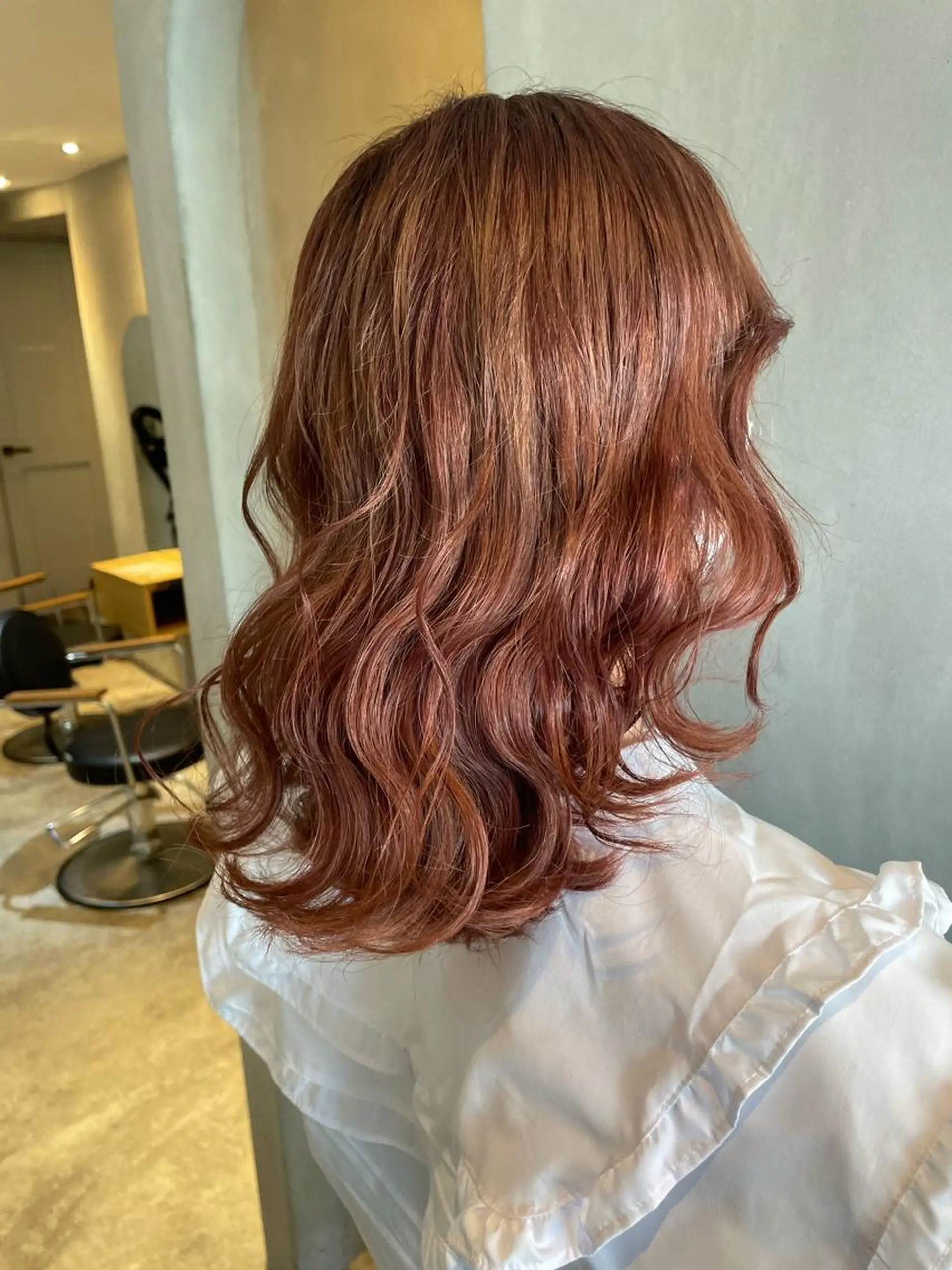 ミディアム ピンクブラウン RAF   TOKYO所属・複雑履歴に対応ブリー チ無しダブルカラーのヘアスタイル