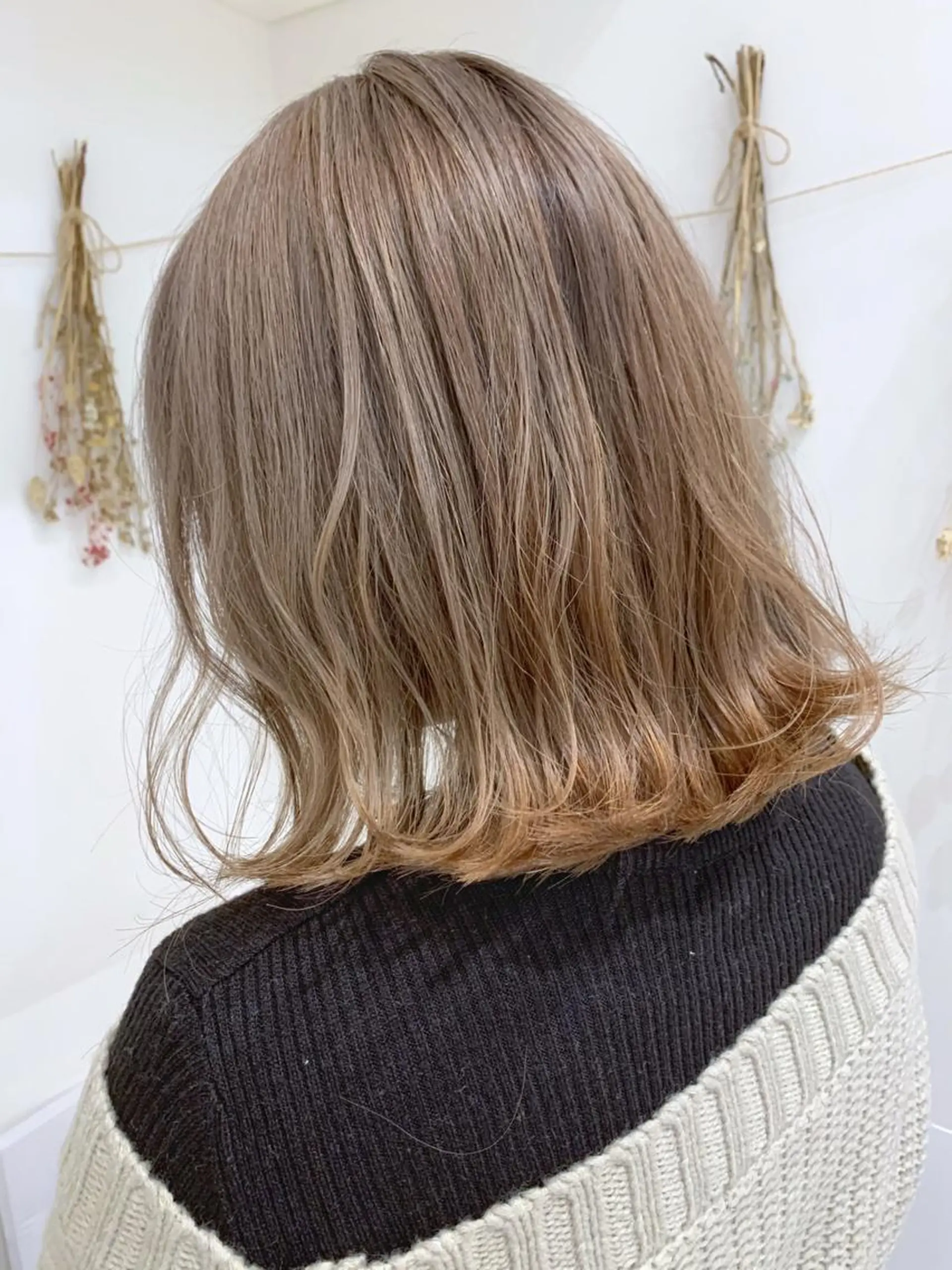 ミディアム カラー グレージュ ミルクティーグレージュ 学割 悟 韓国風艶髪縮毛矯正のヘアスタイル