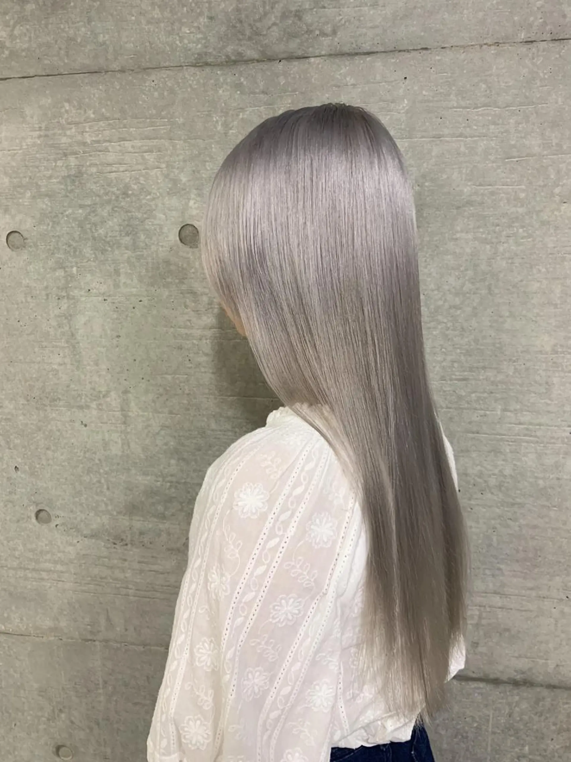 ミディアム カラー ブリーチ ケアブリーチ シルバー ホワイトシルバー ヘアカラー トリートメント THE./ブリーチ 透感カラー/髪質改善のヘアスタイル