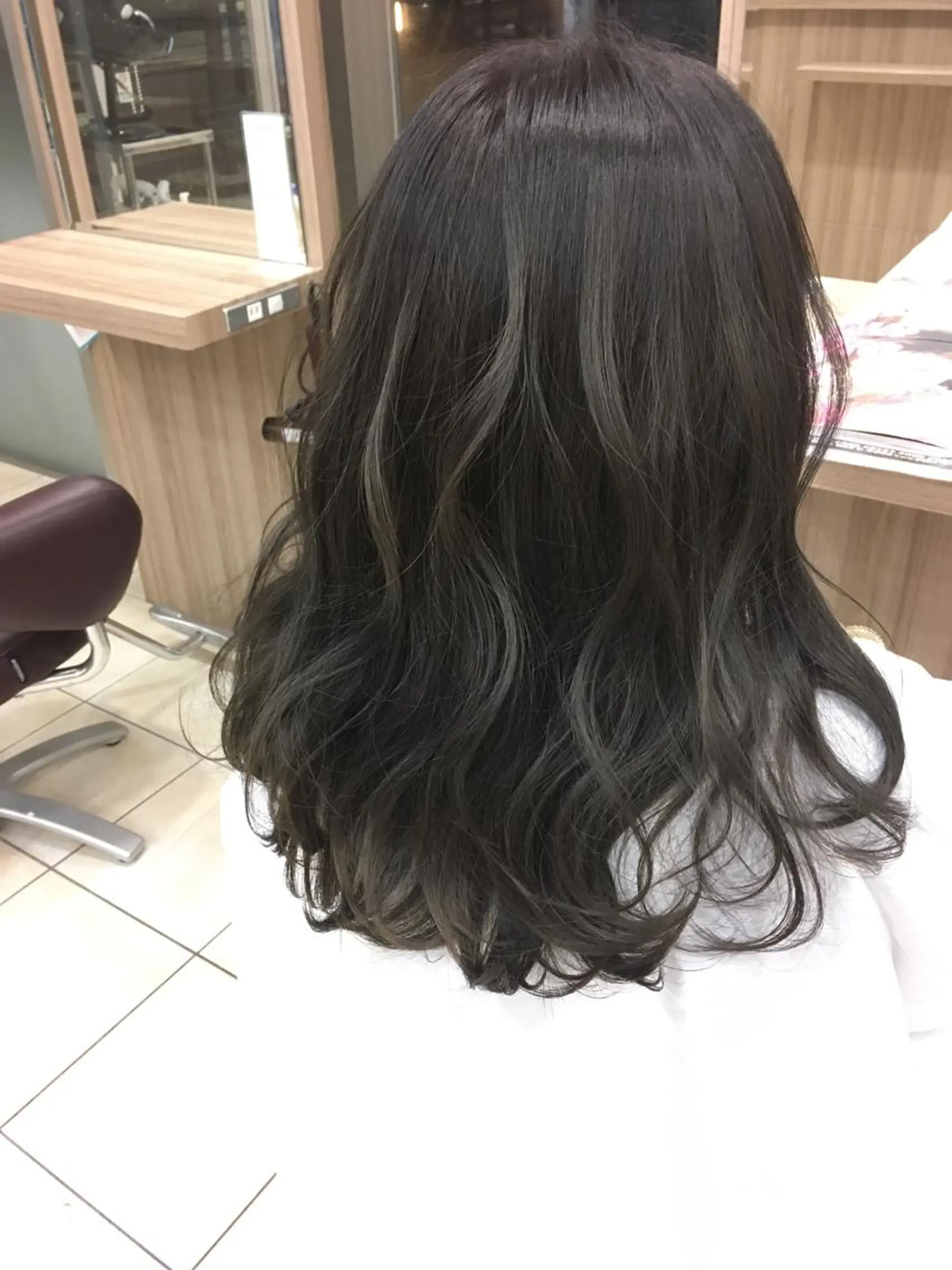 セミロング カラー グレージュ 小島 仁美のヘアスタイル