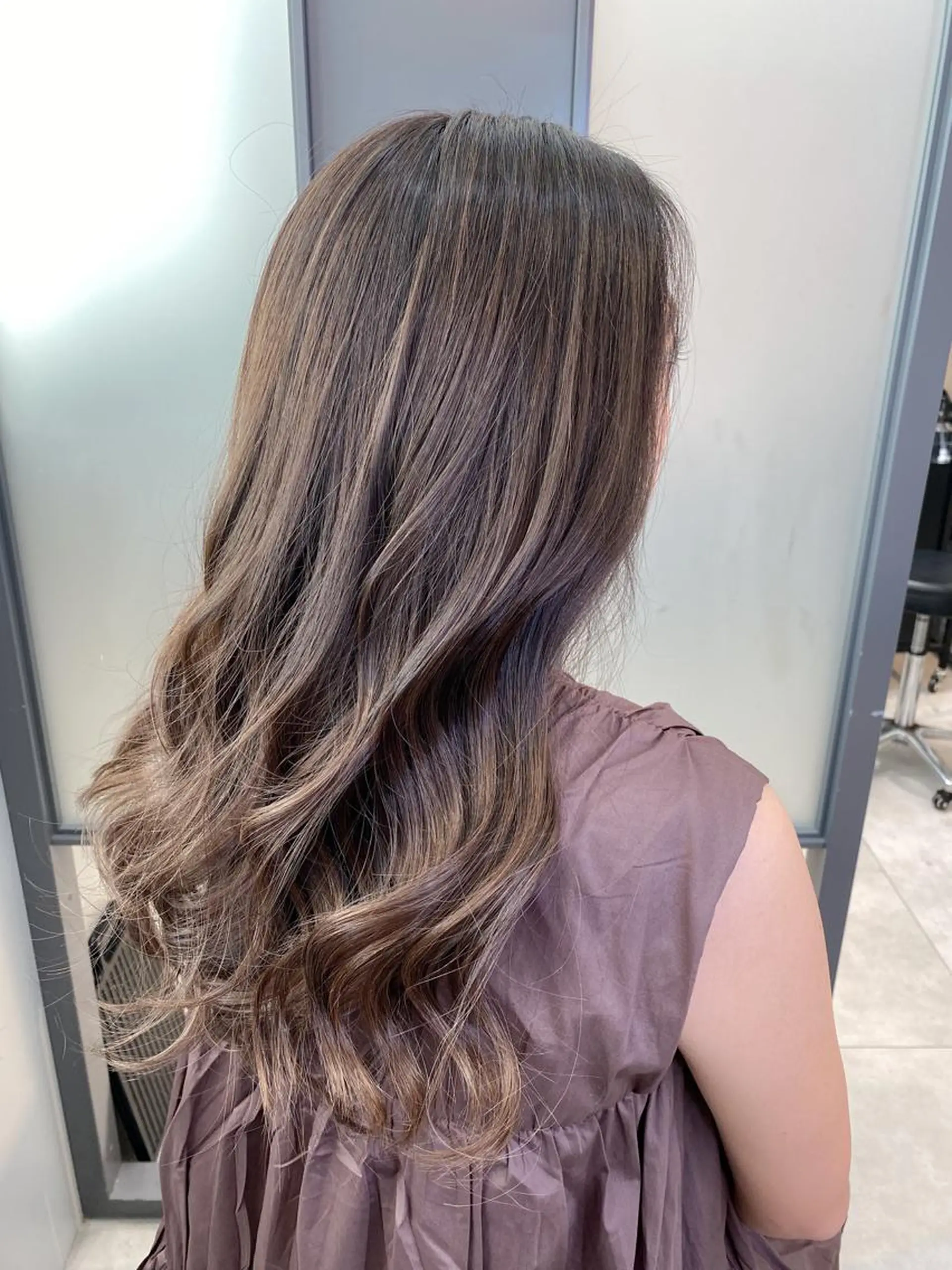 セミロング カラー ベージュカラー ハイライトカラー シルバー シルバーベージュ ハイライト eclair.髪質改善&トリートメント所属・【艶髪、透明感】西村 有司のヘアスタイル