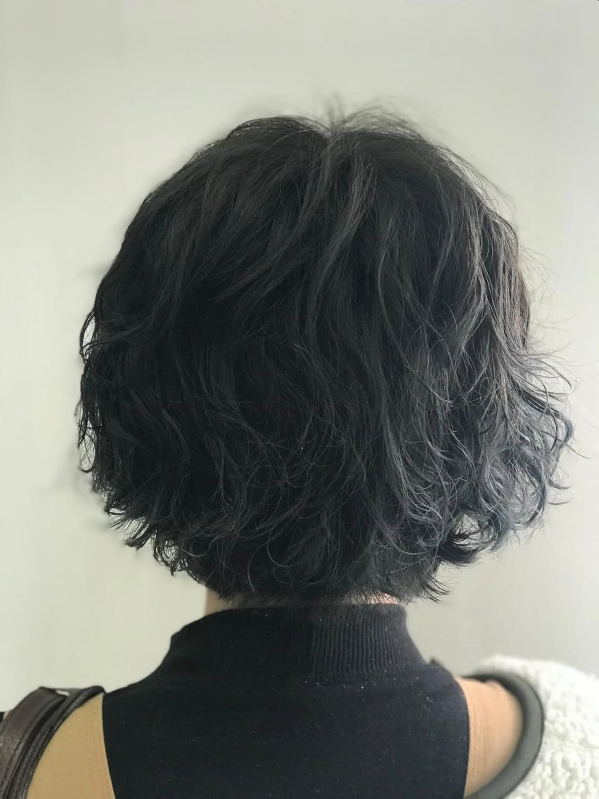 ショート カラー パーマ ブルーカラー ブルージュ ハイライトカラー ハイライト ショートヘア 佐山 聖玲奈のヘアスタイル