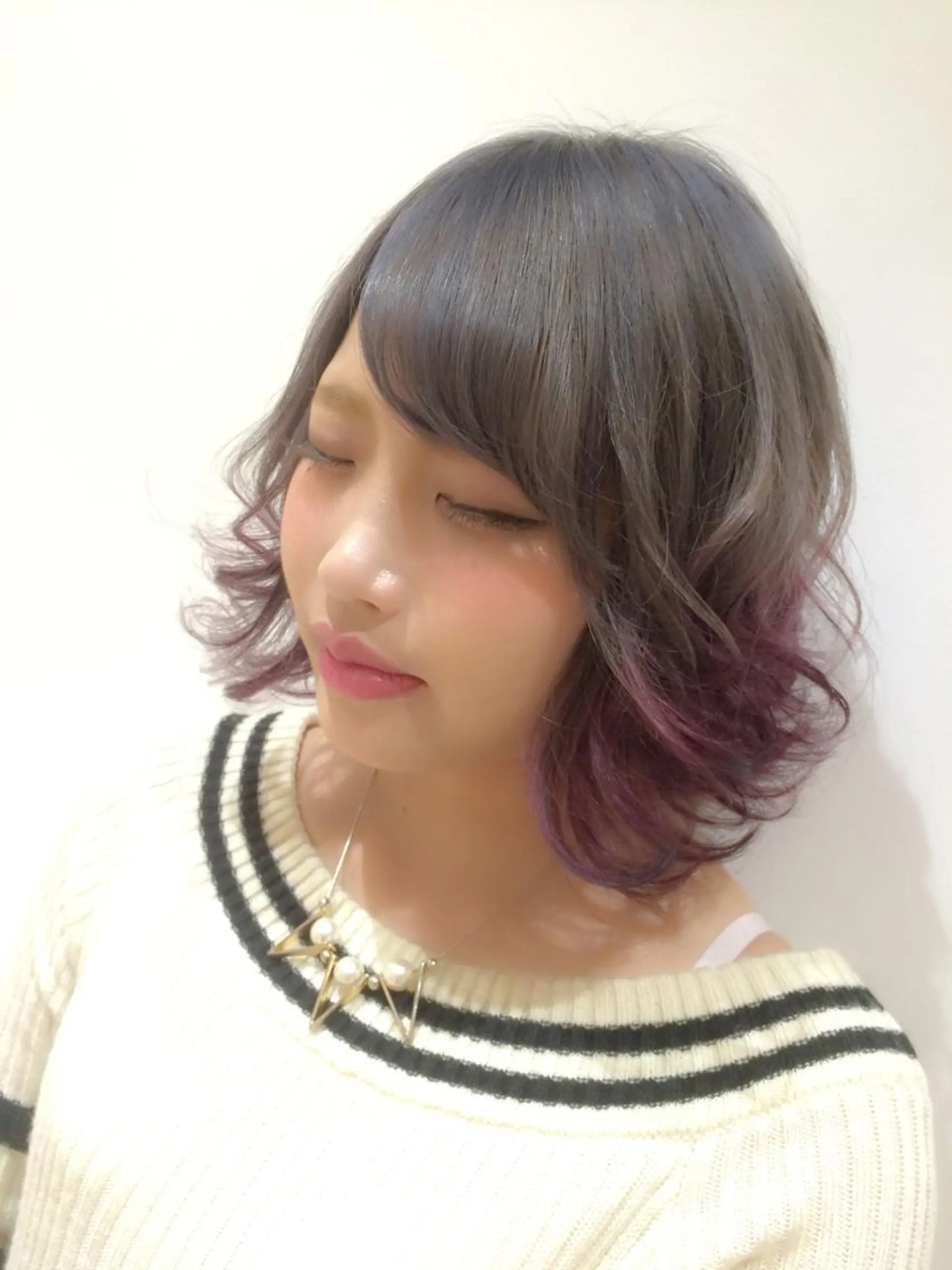 ミディアム カラー グラデーションカラー パープルカラー 佐々木 好乃のヘアスタイル